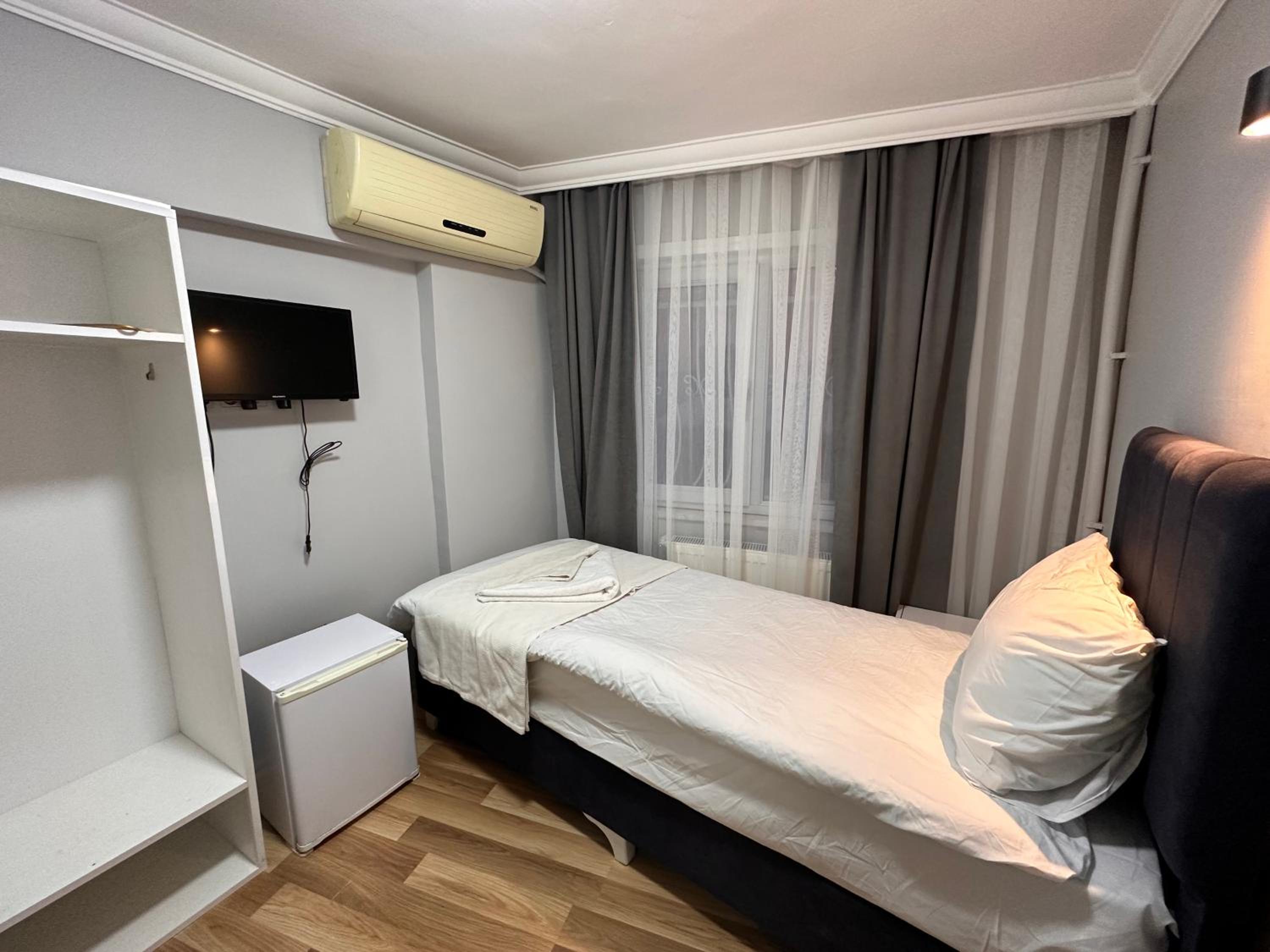 Single Room with Private Bathroom photo 2