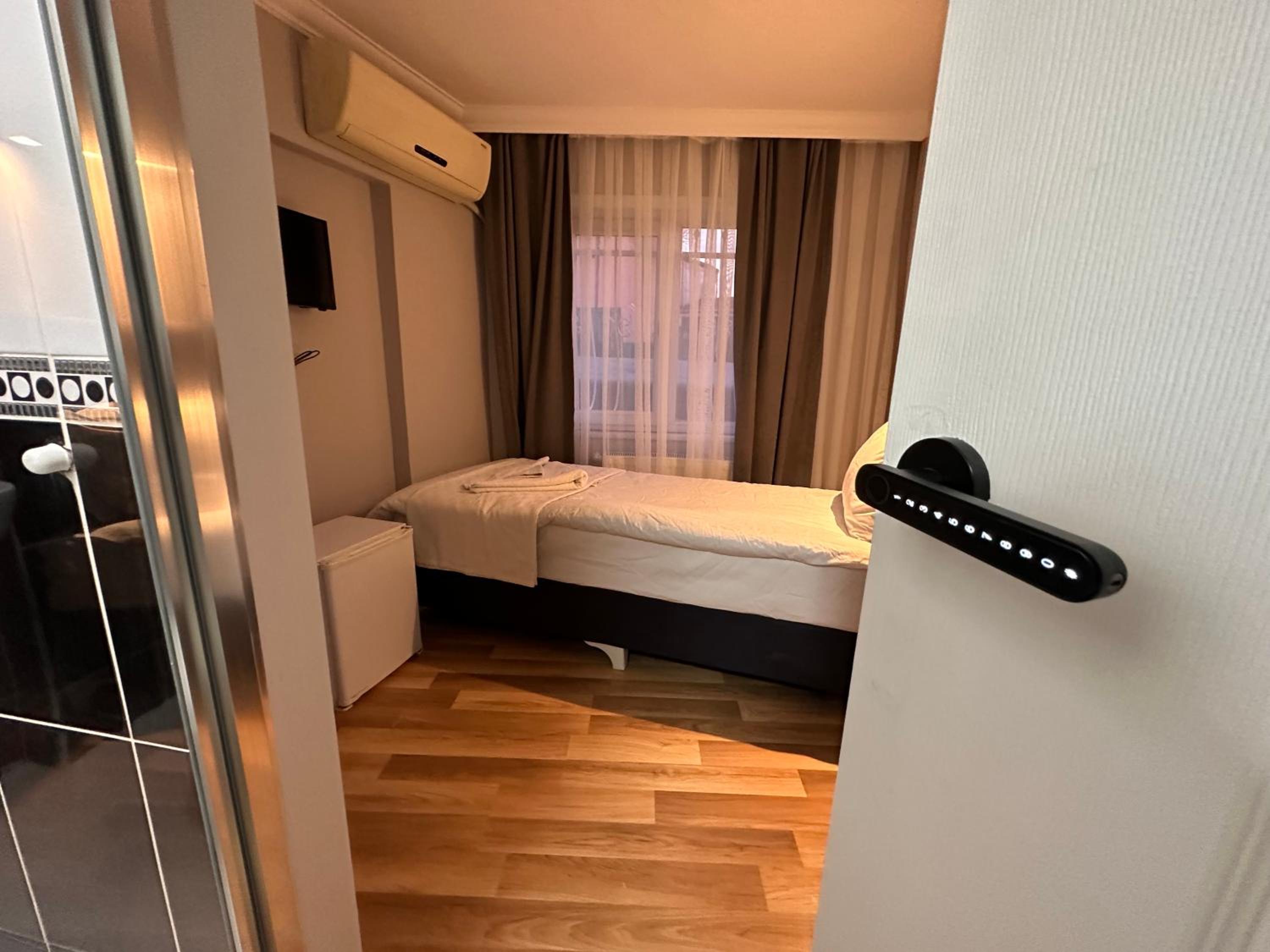 Single Room with Private Bathroom photo 1