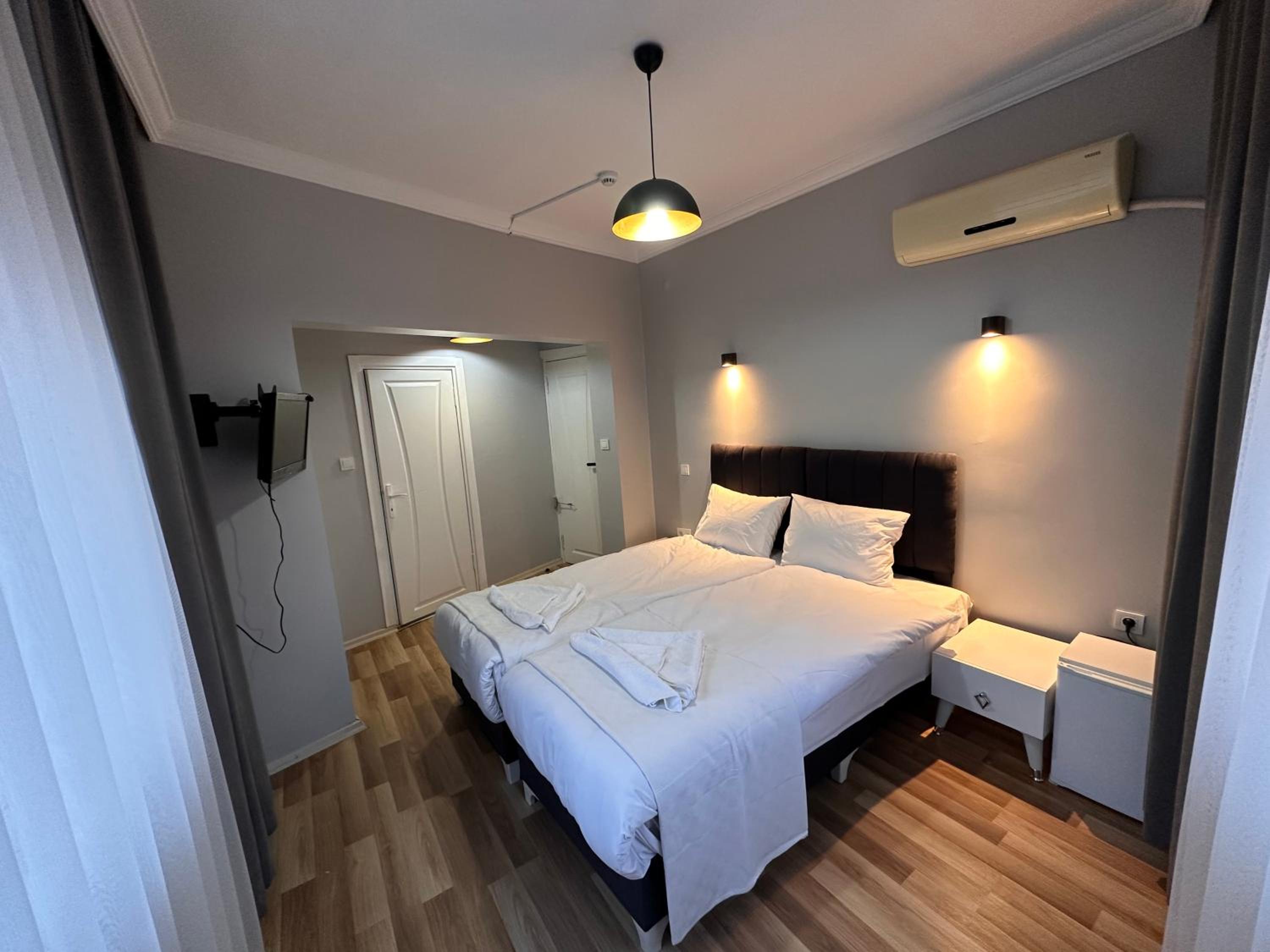 Double or Twin Room with Private Bathroom photo 3
