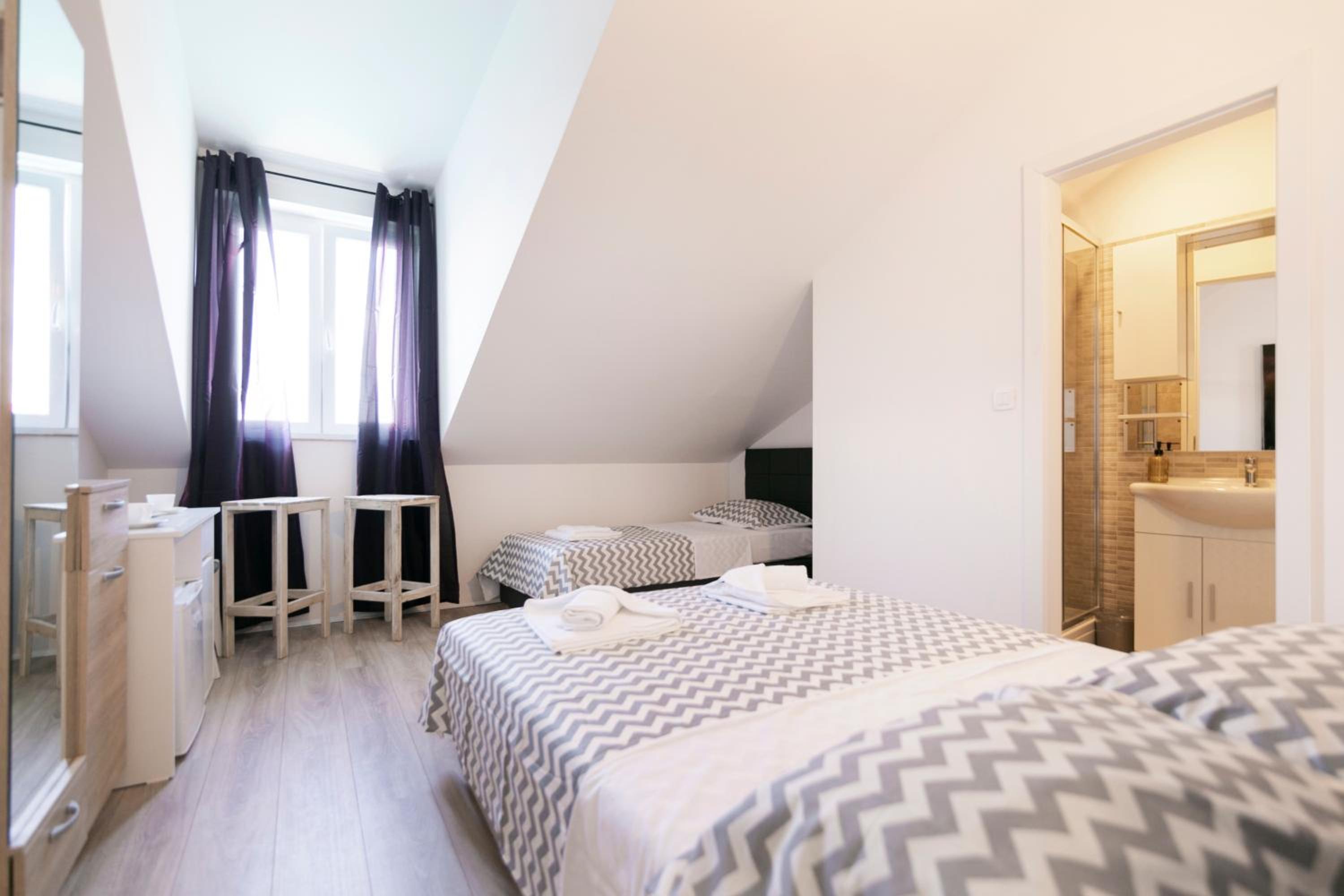 Standard Triple Room with Sea View - Photo 4