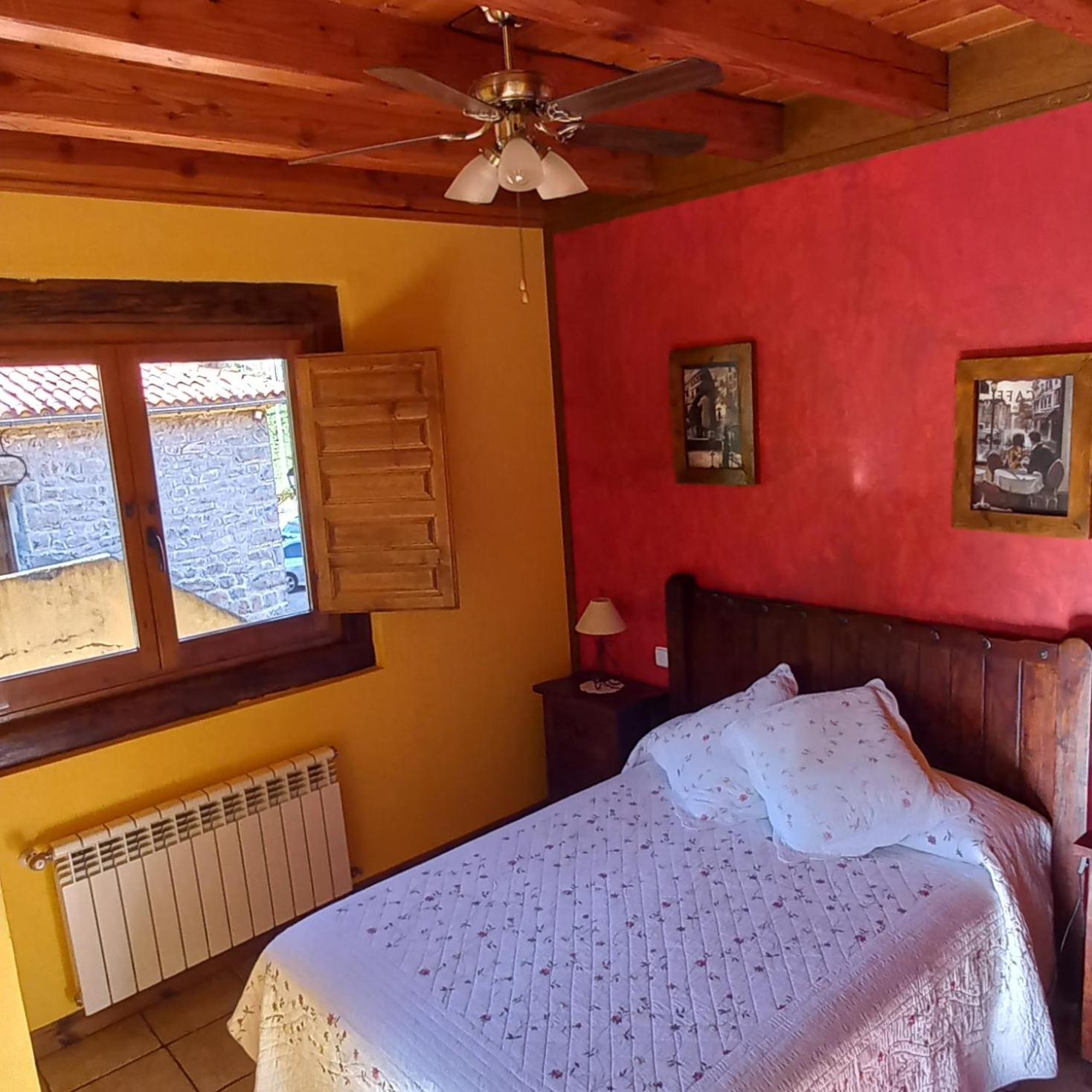 Six-Bedroom House photo 3