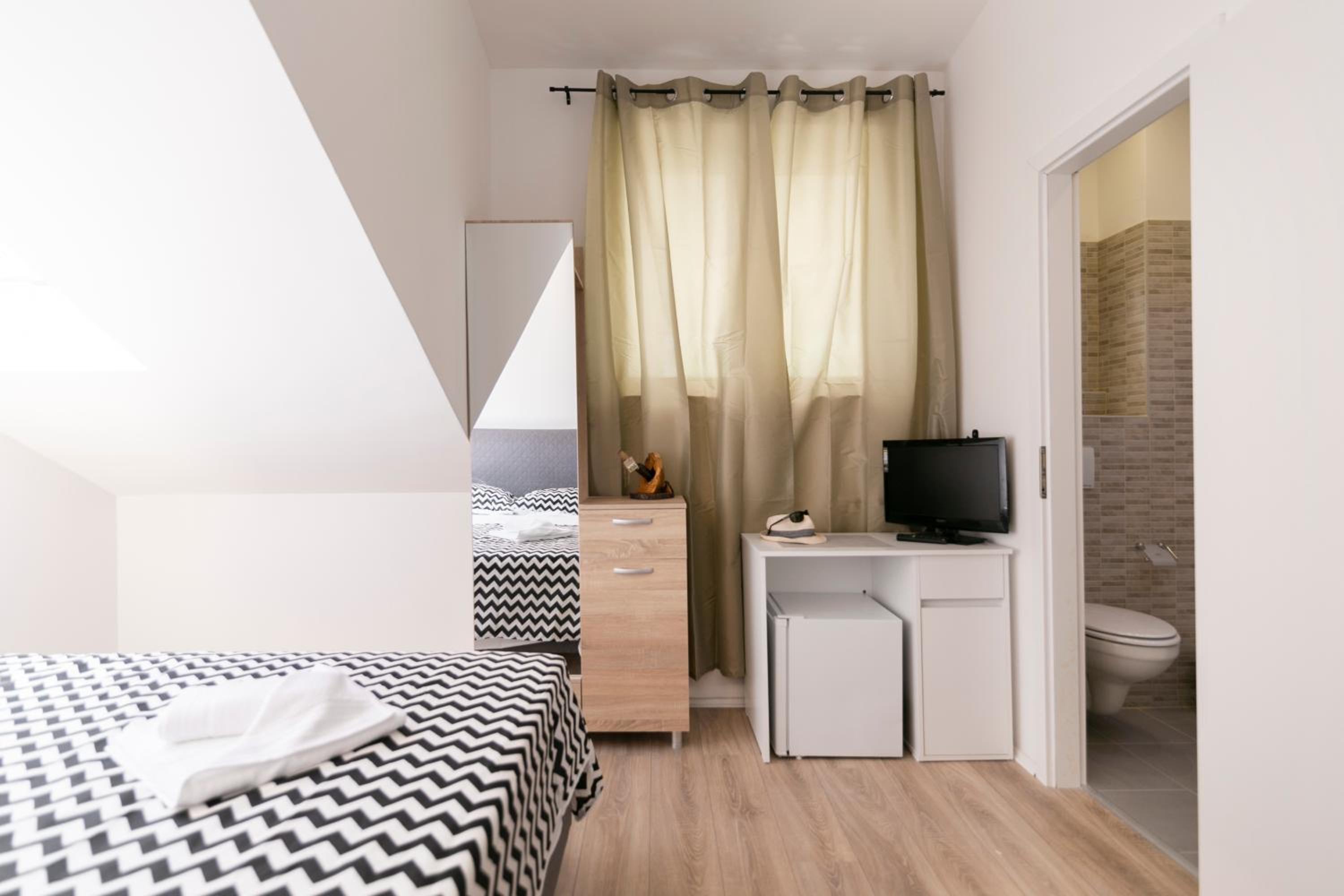 Deluxe Double or Twin Room with Garden View - Photo 13