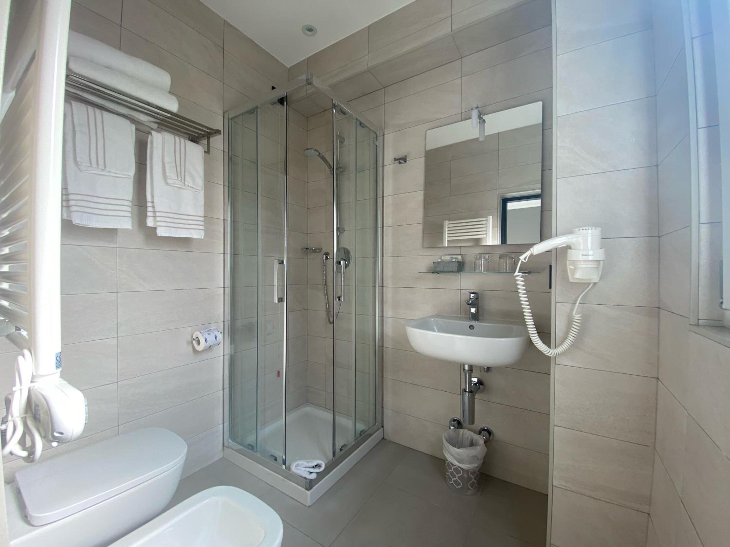 Double or Twin Room - Photo 10