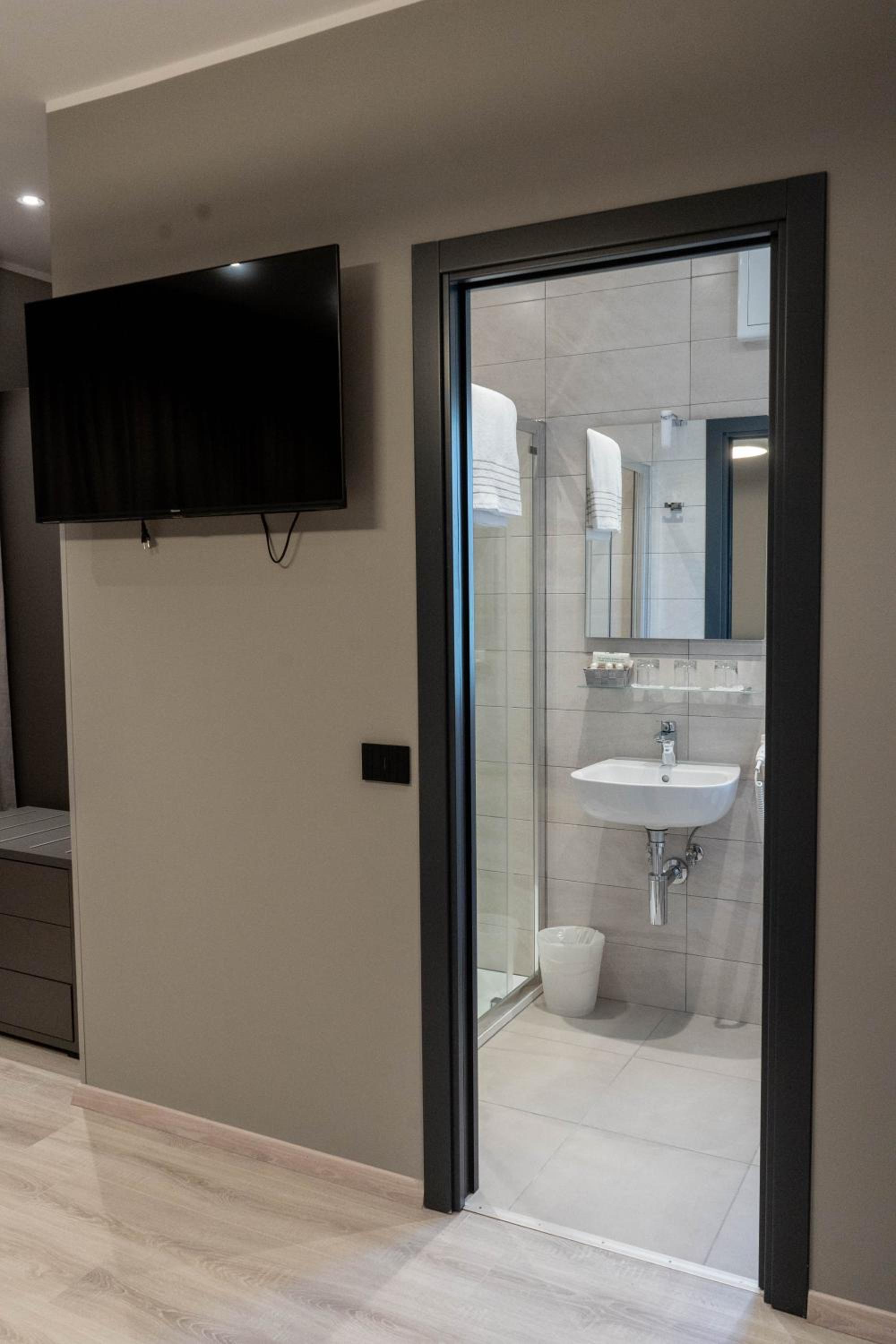 Double or Twin Room - Photo 9
