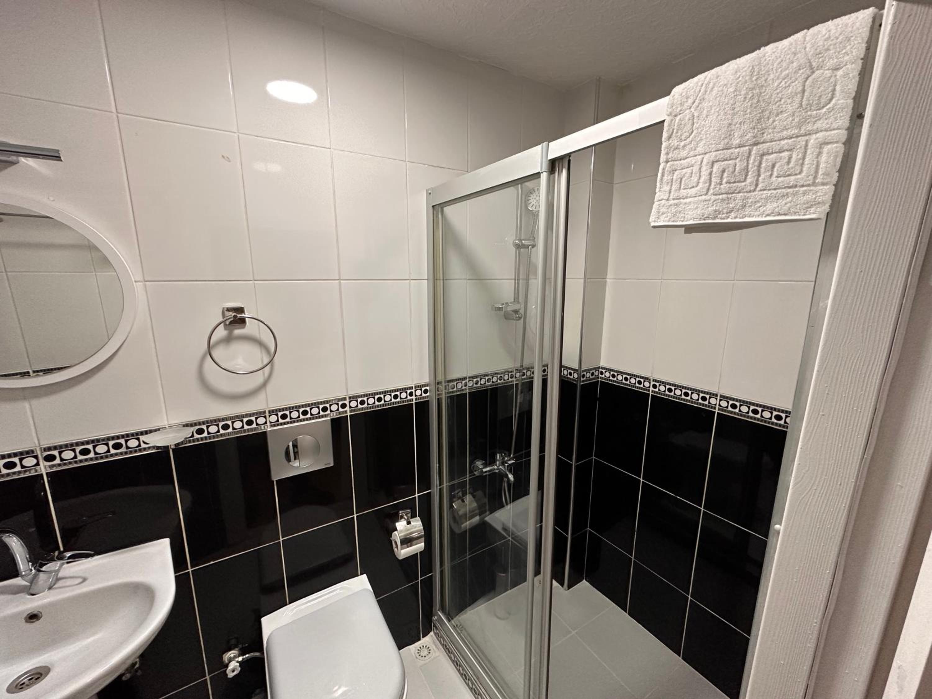 Double or Twin Room with Private Bathroom photo 2
