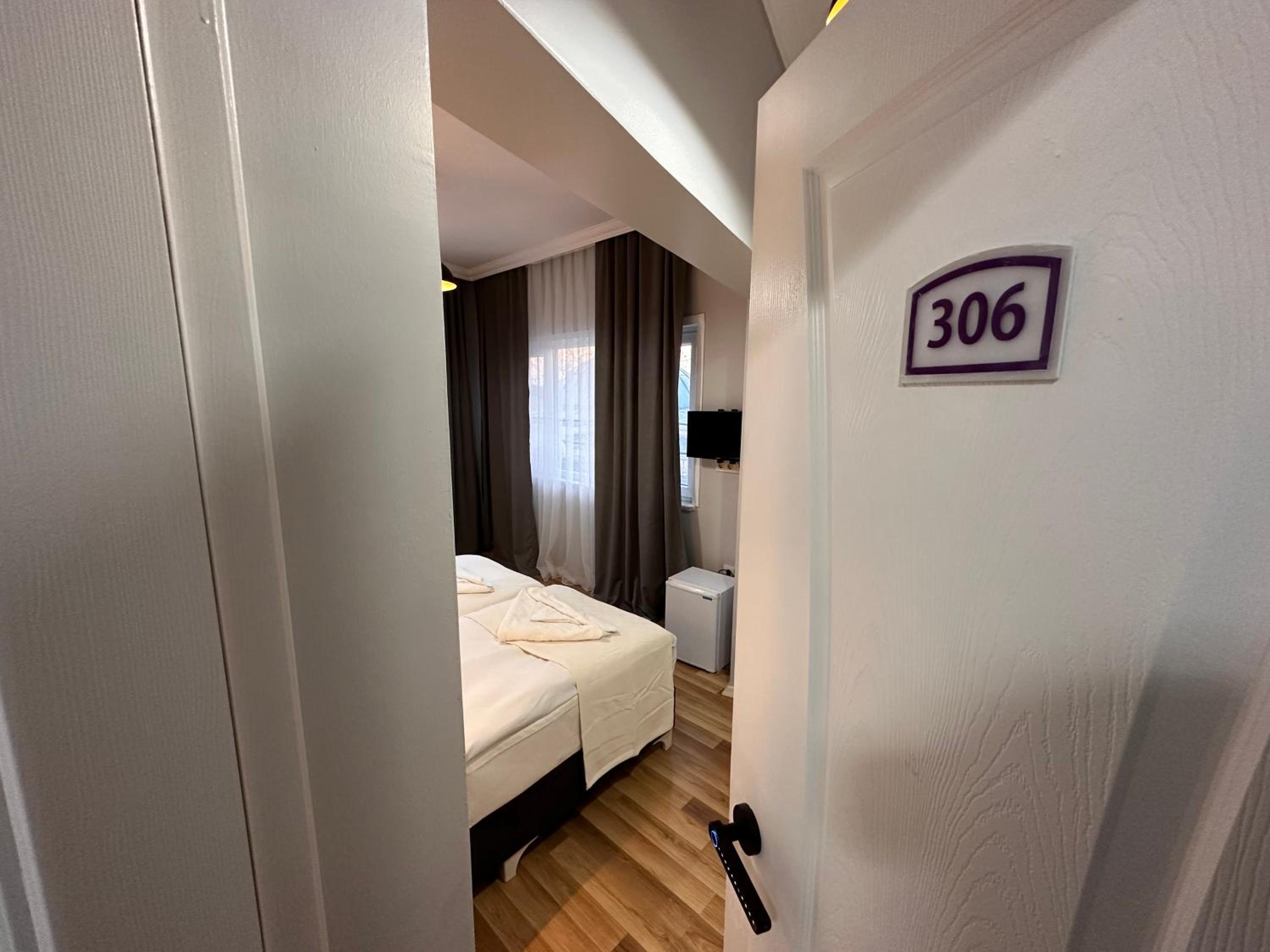 Double or Twin Room with Private Bathroom photo 3