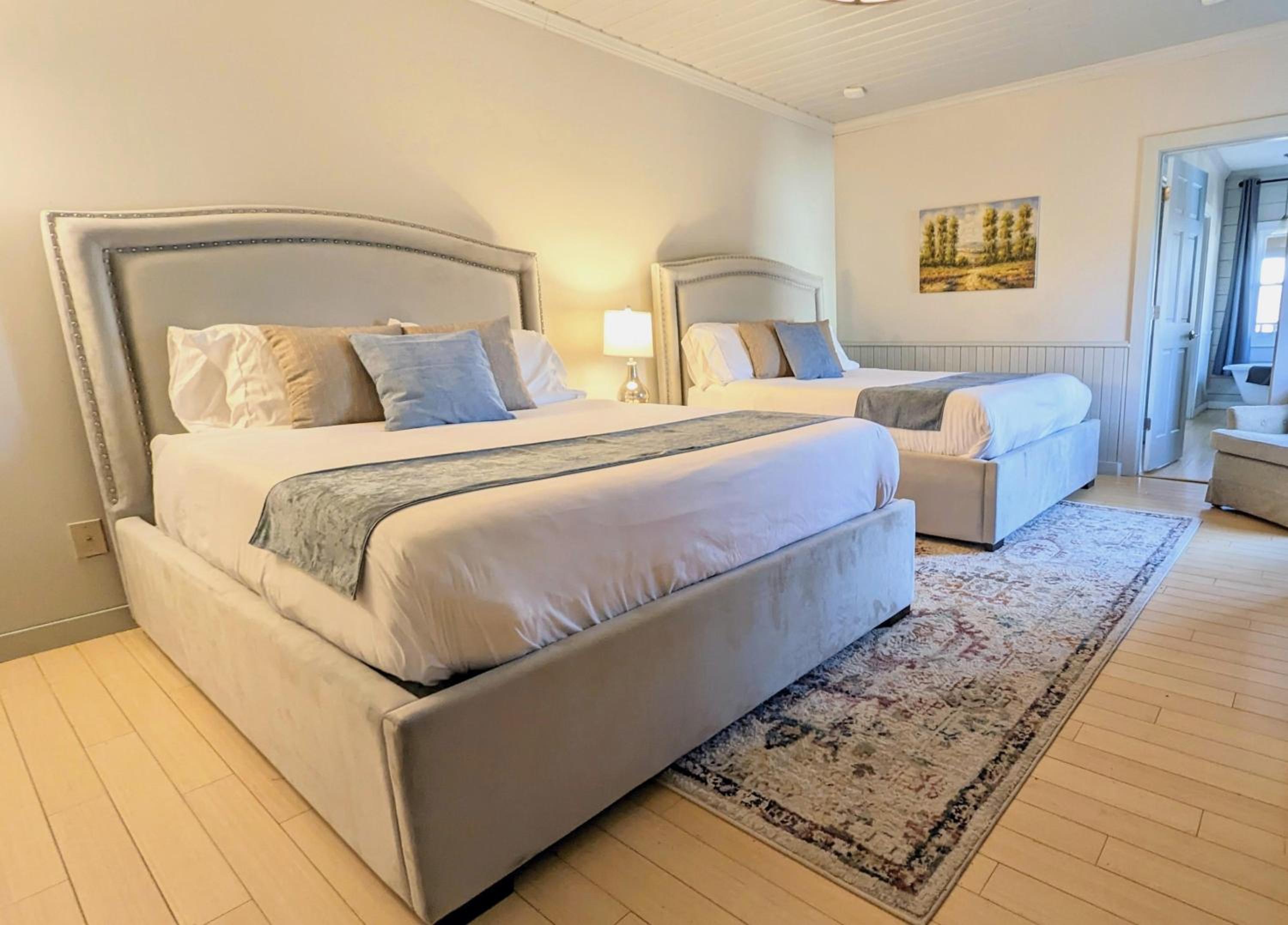 Deluxe Queen Suite