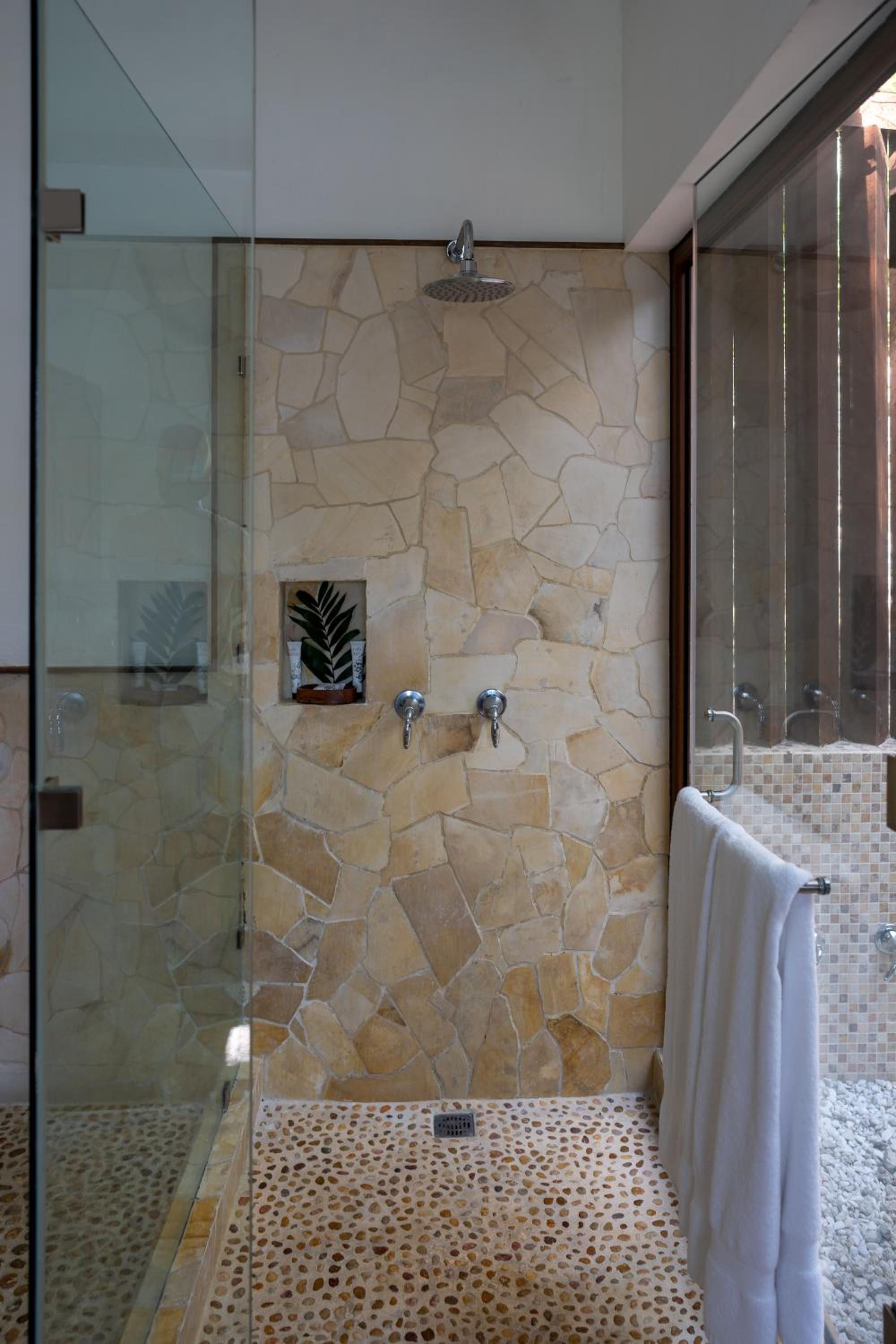Lake Breeze Suite Queen - Photo 3