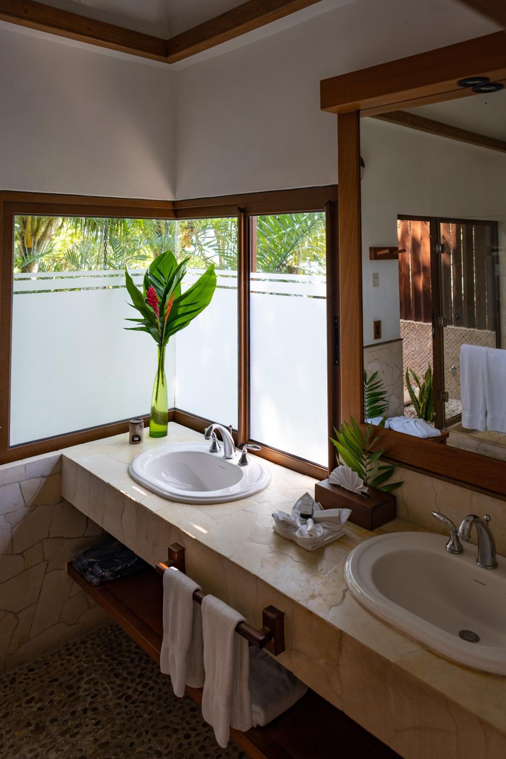 Lake Breeze Suite Queen - Photo 9