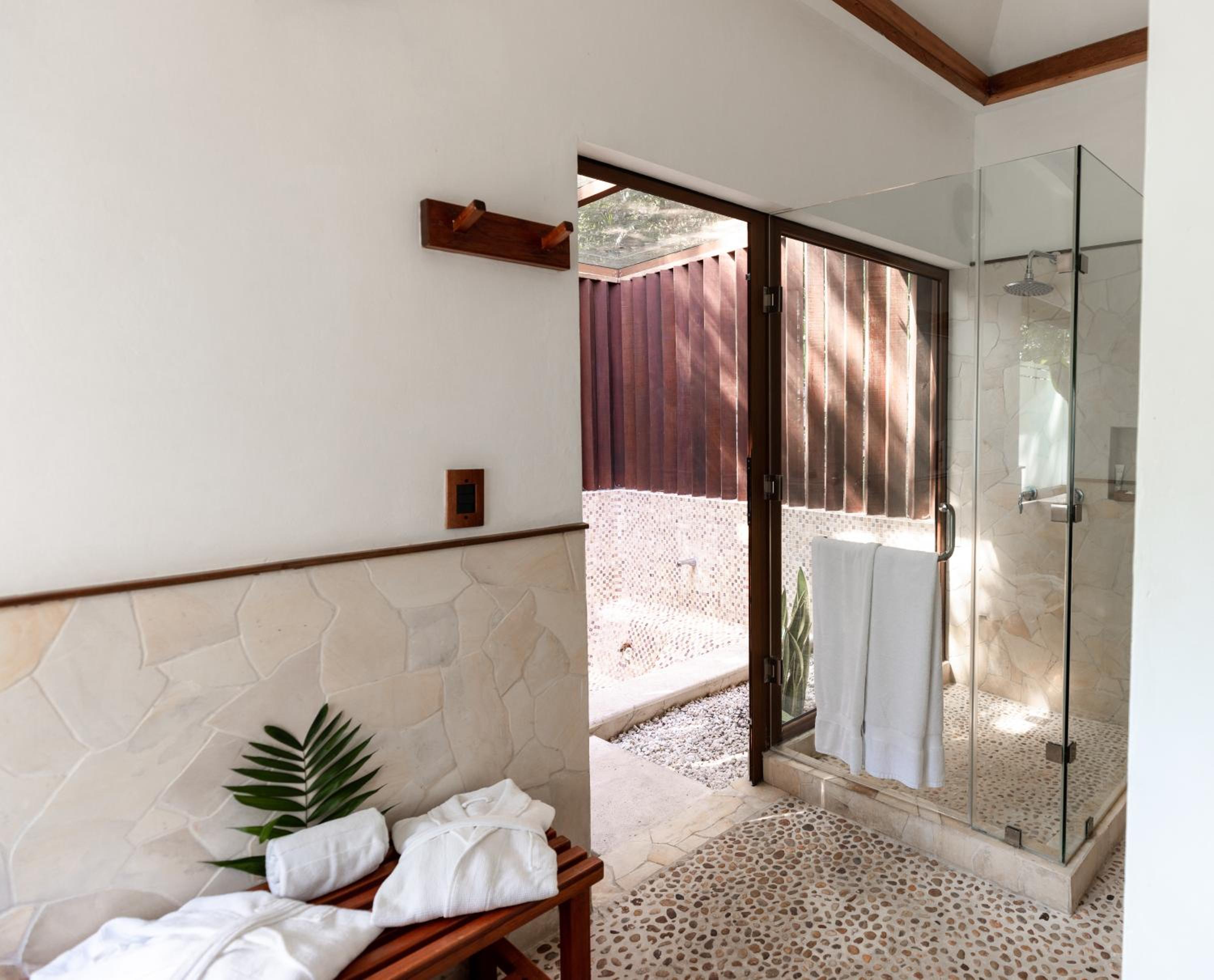 Lake Breeze Suite Queen - Photo 4