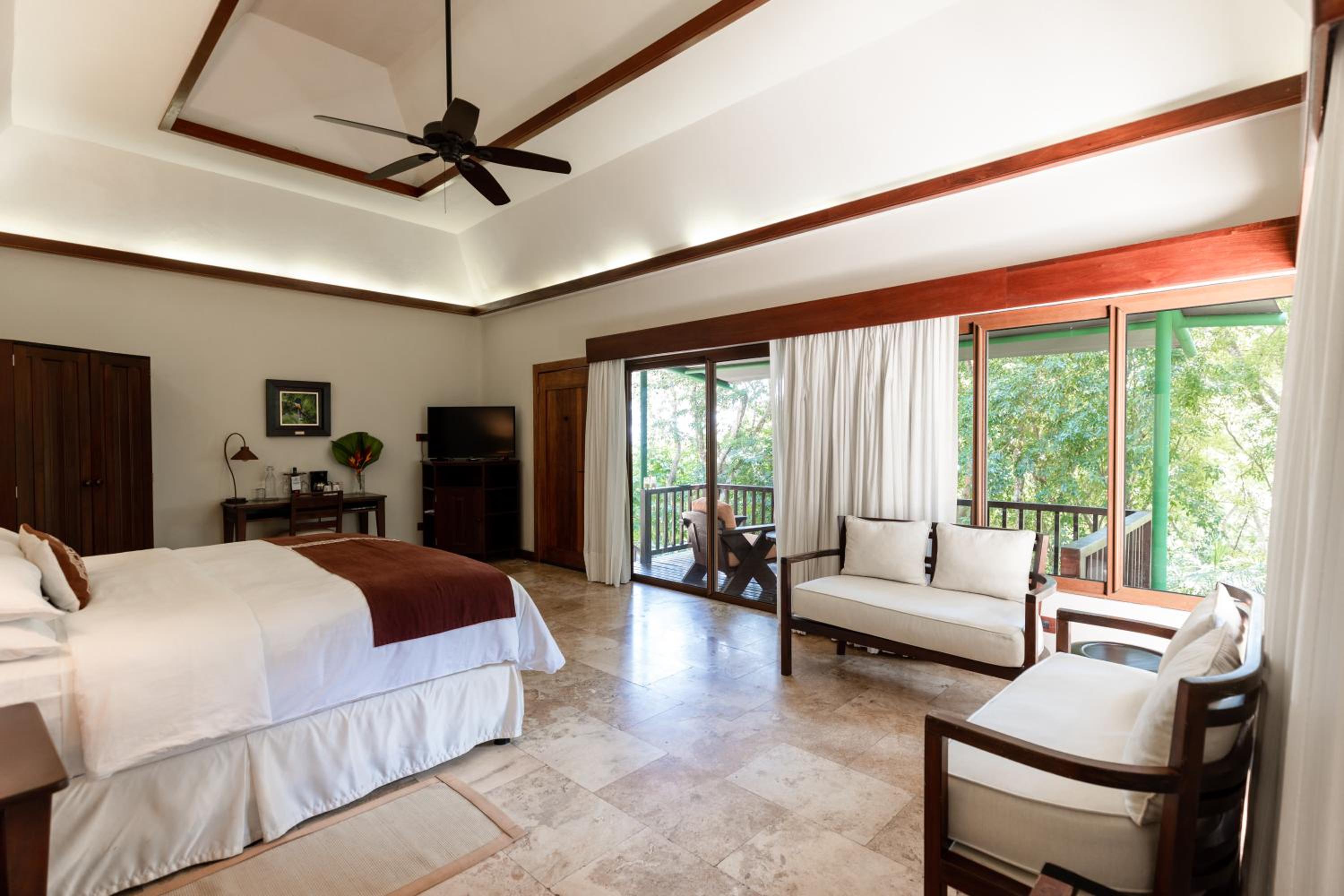 Lake Breeze Suite King photo 2