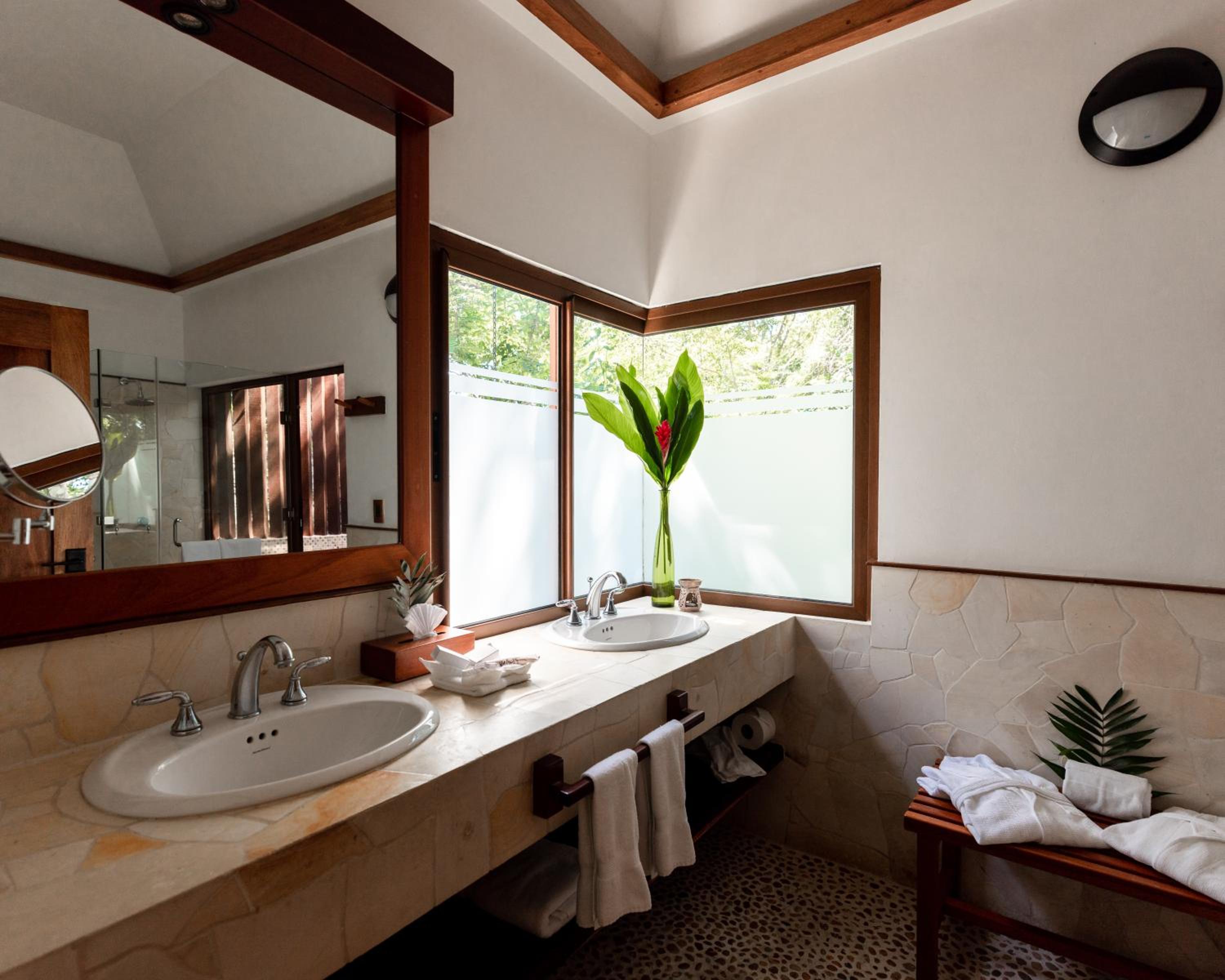 Lake Breeze Suite Queen - Photo 5