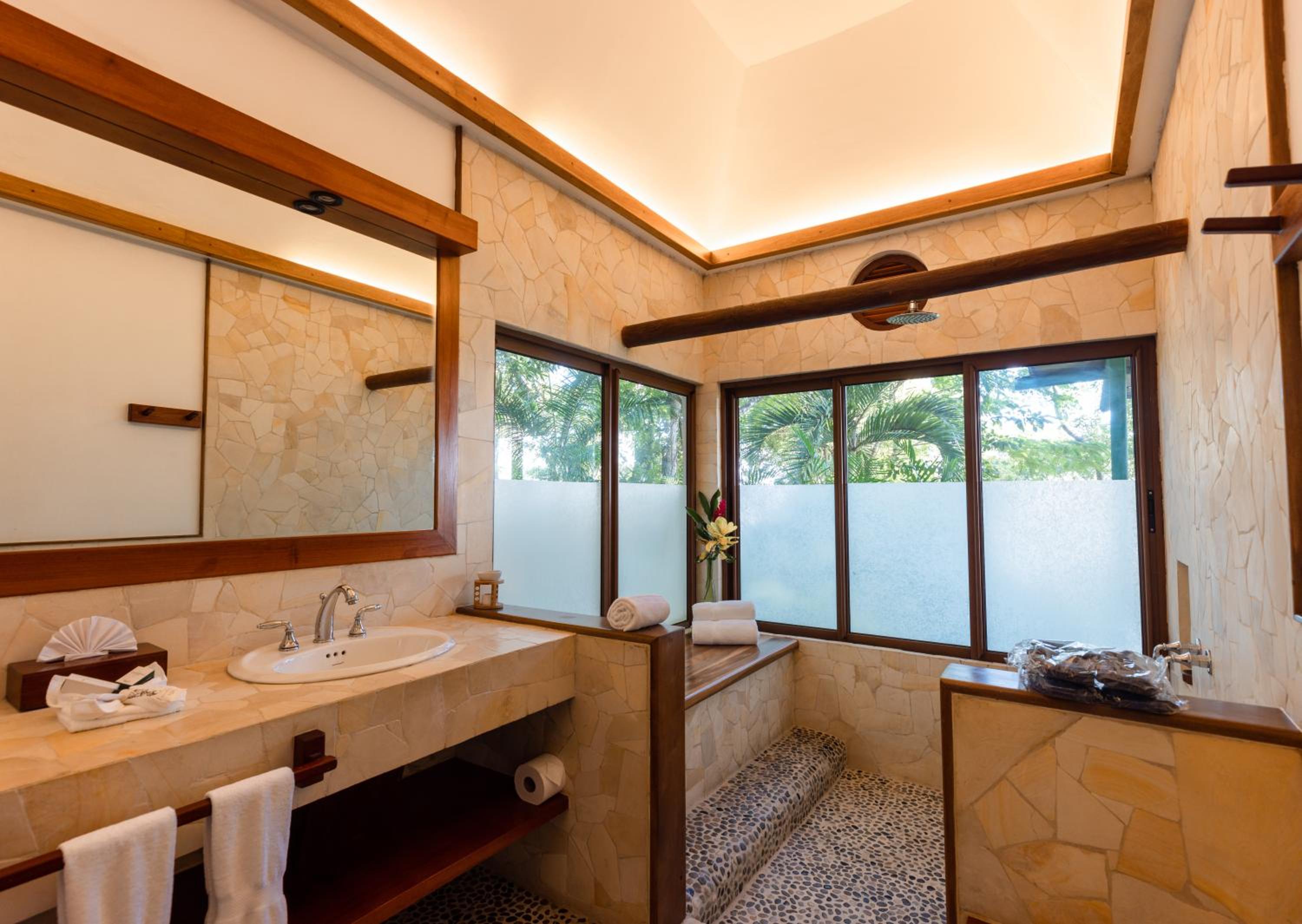Lake View Jr Suite King - Photo 4