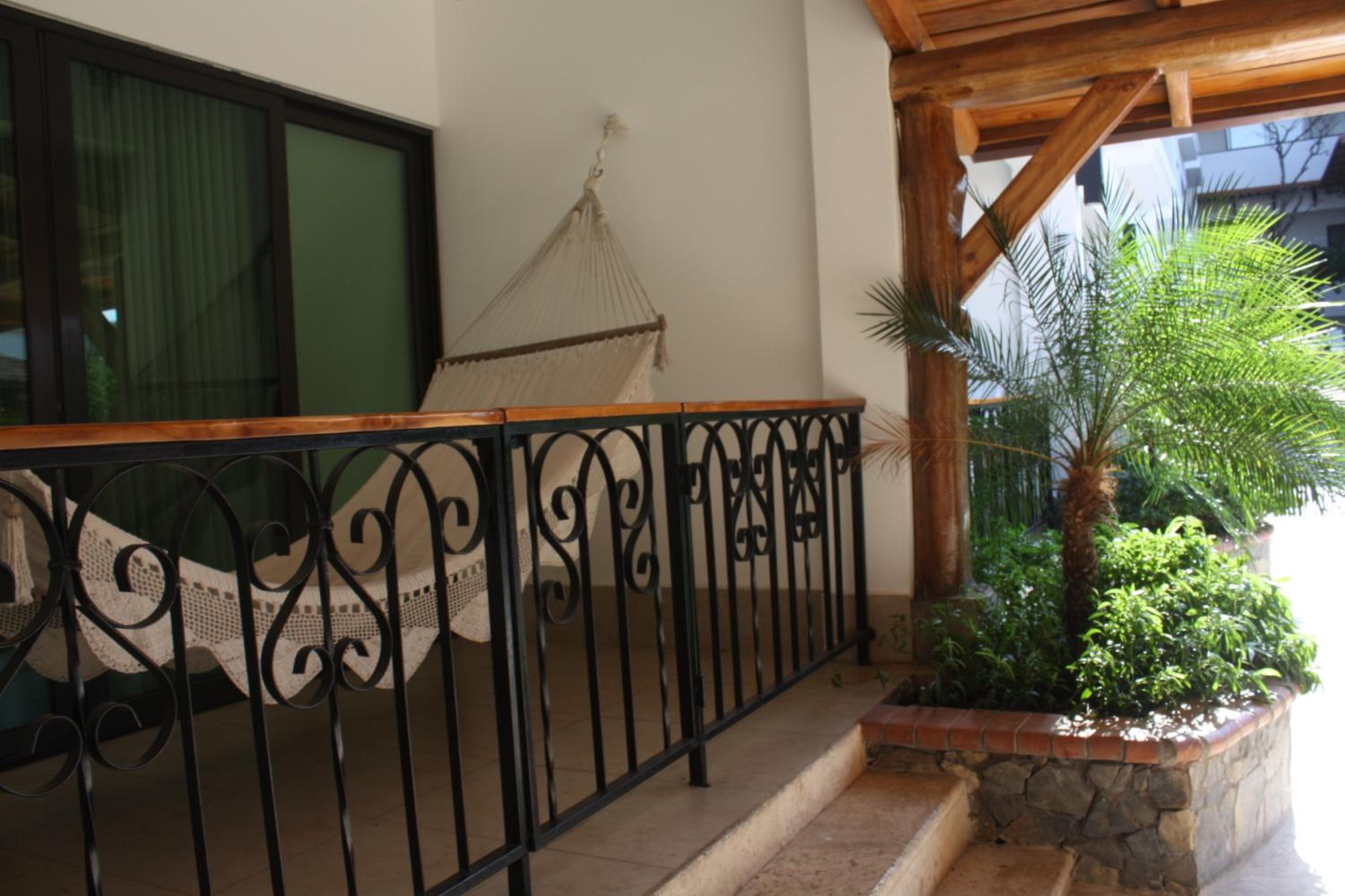 Queen Suite with Pool View photo 3