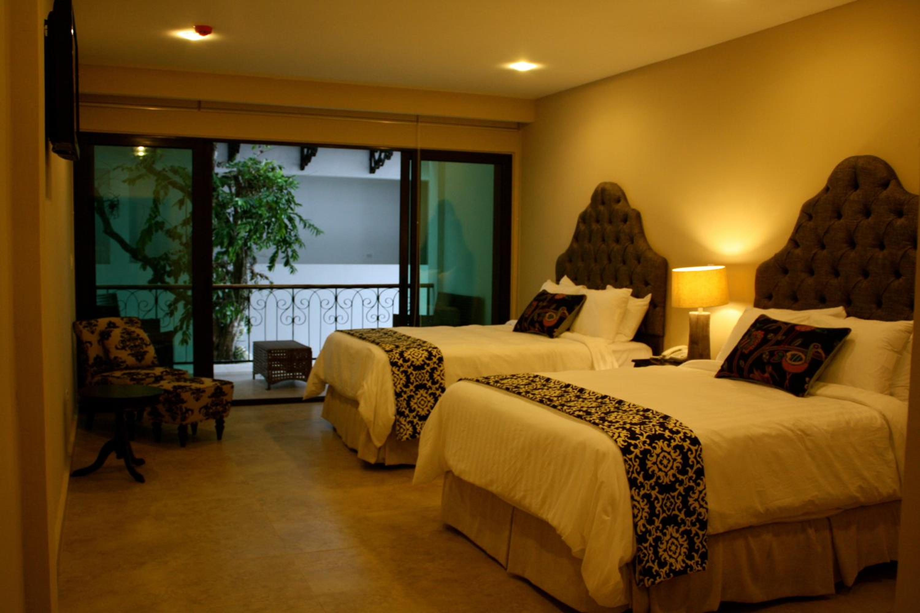 Queen Suite with Pool View photo 1