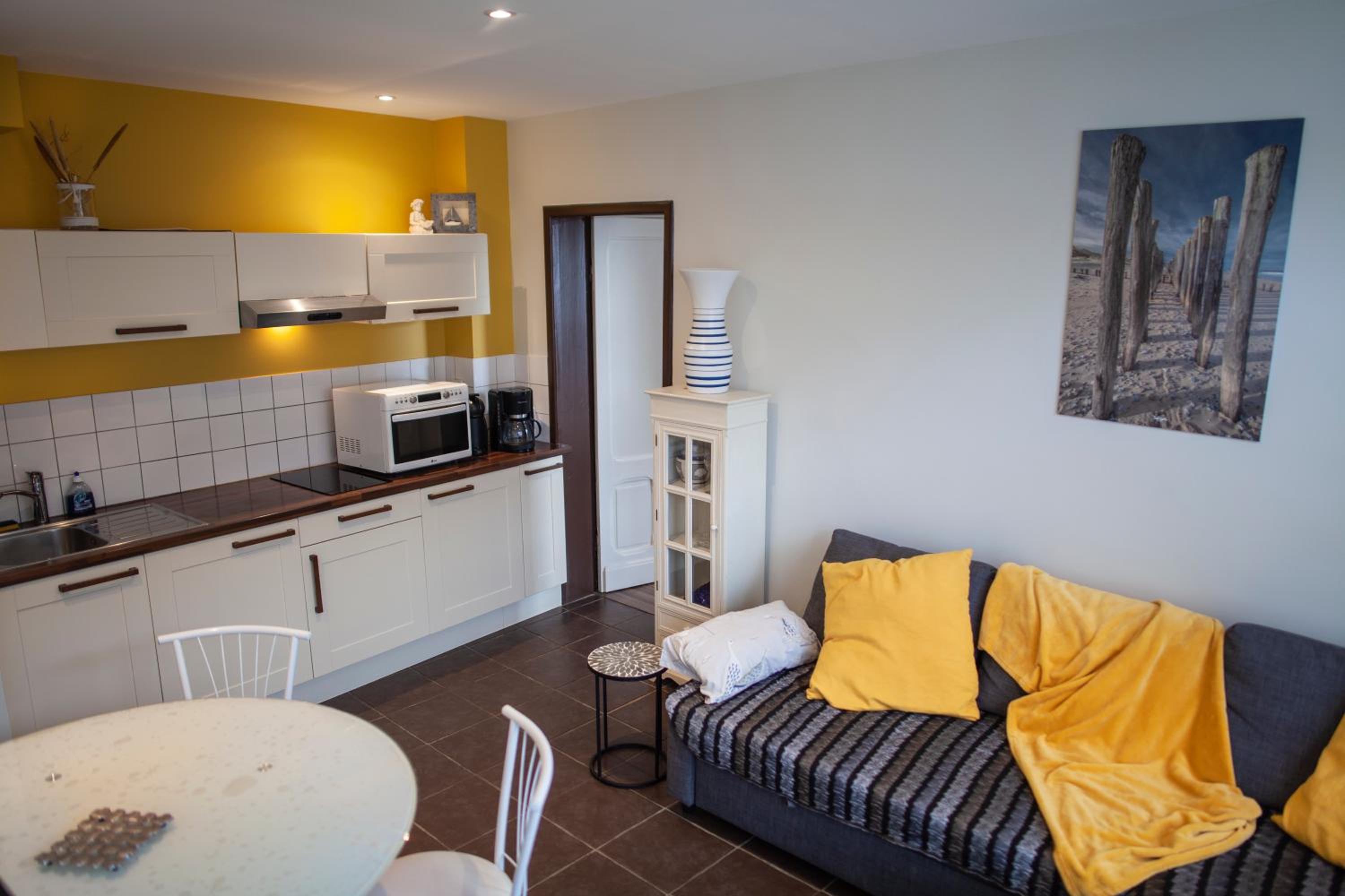 One-Bedroom Apartment - Ground Floor - Photo 3