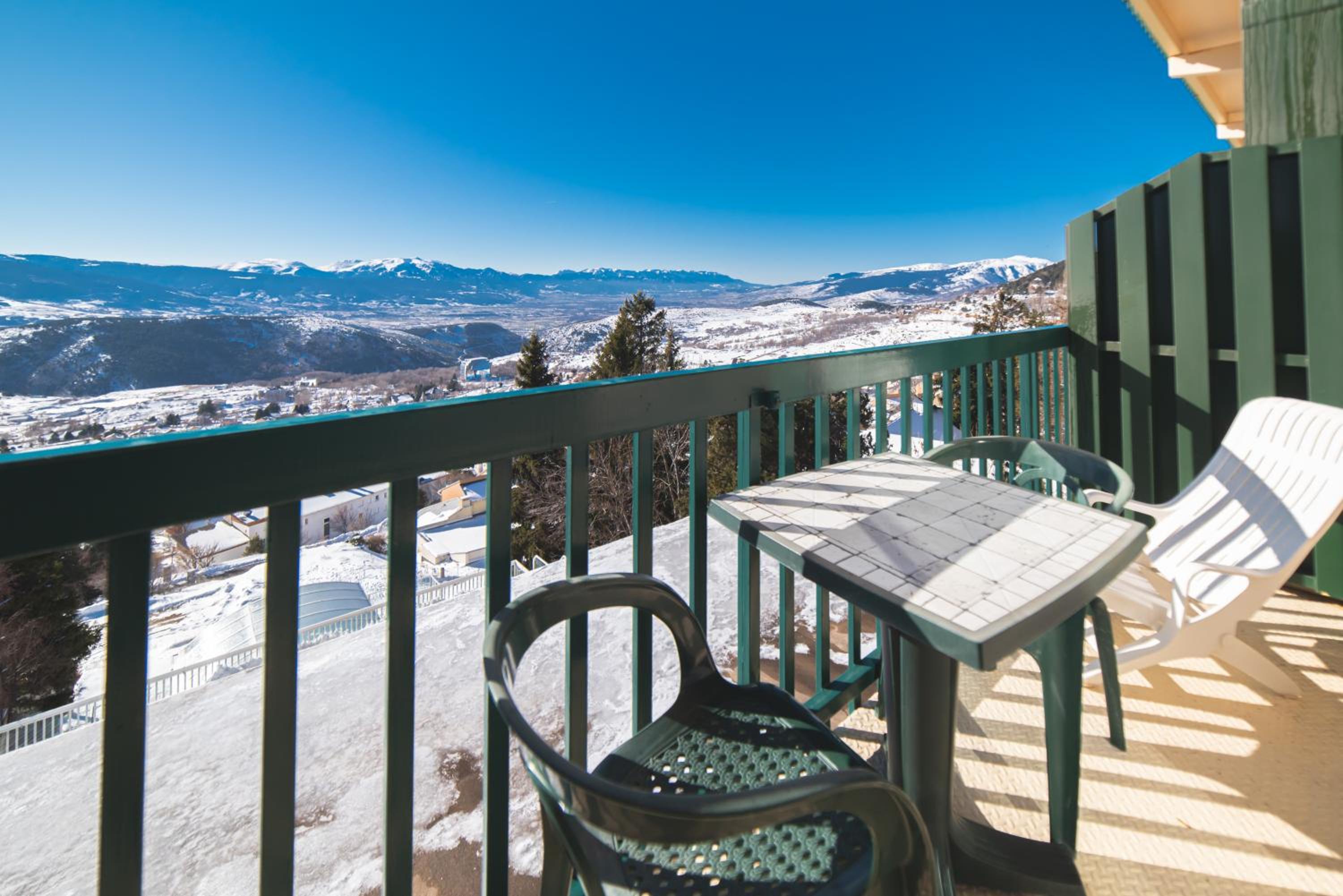 Double Room with Mountain View - Photo 9