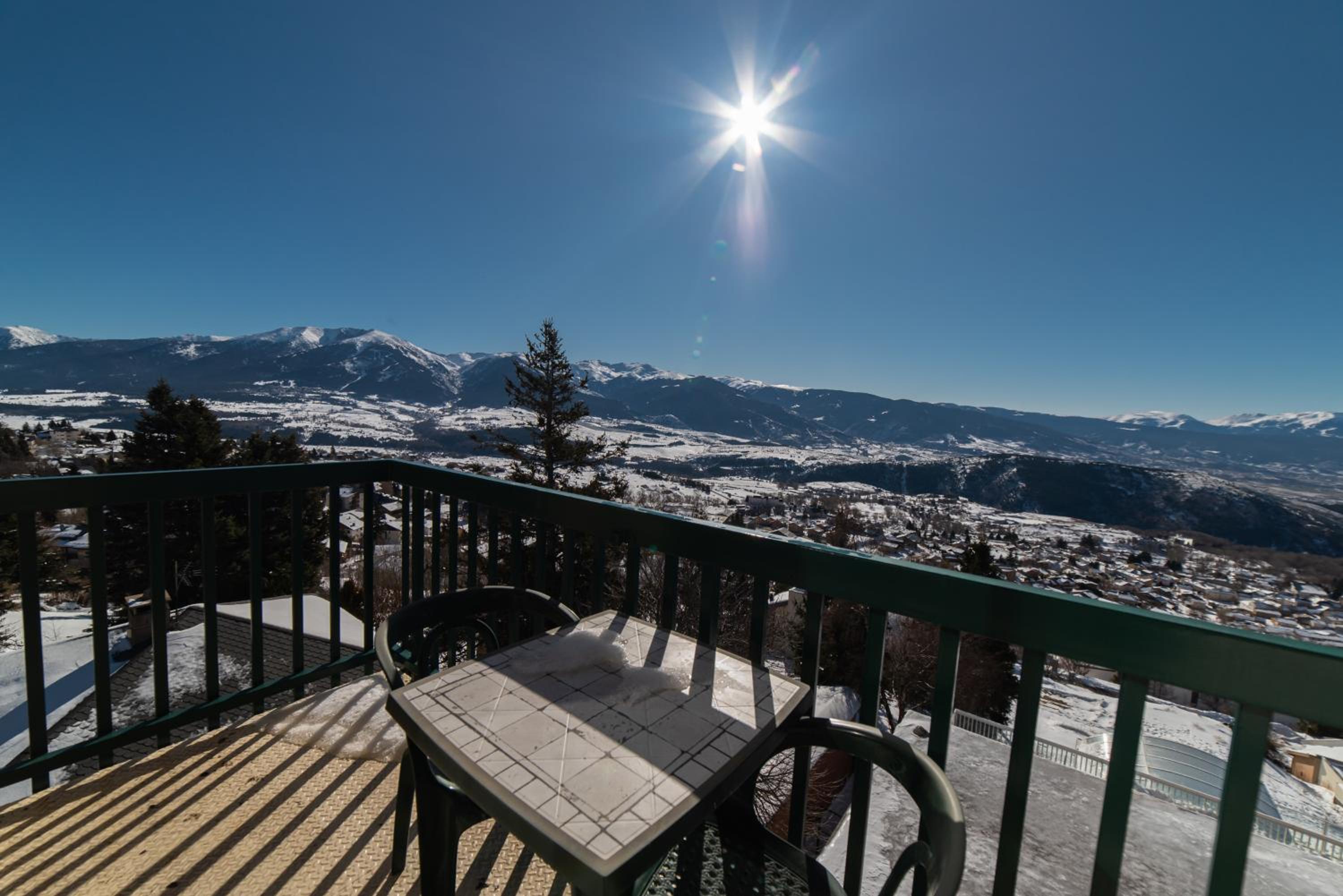 Family Room with Mountain View - Photo 4