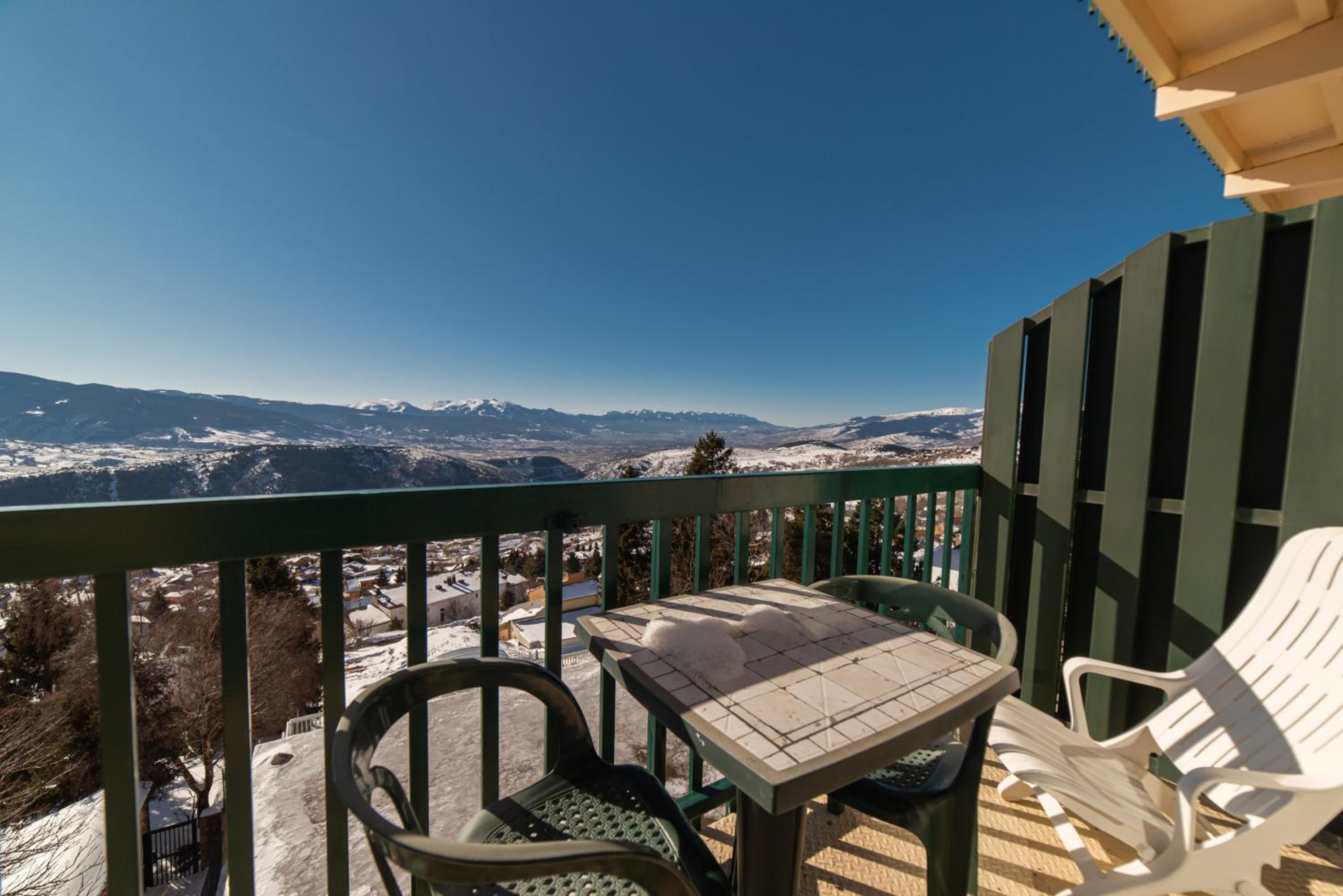 Family Room with Mountain View - Photo 3