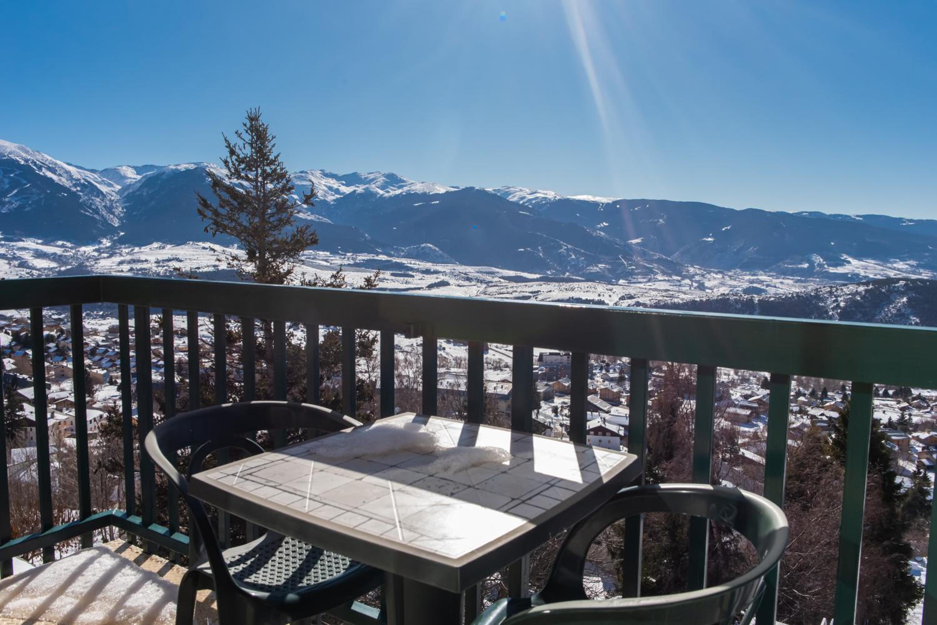 Family Room with Mountain View - Photo 2