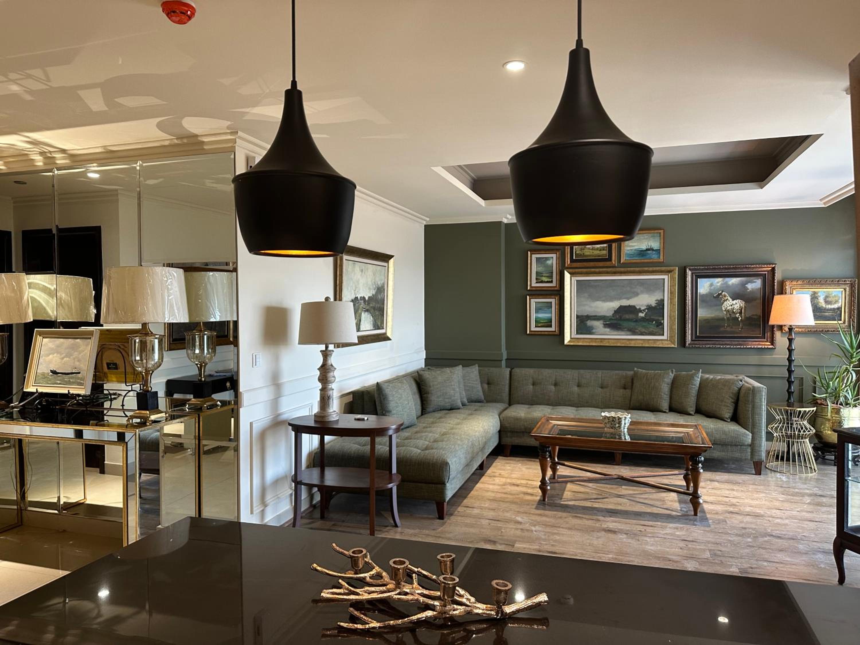One-Bedroom Apartment with Lake View