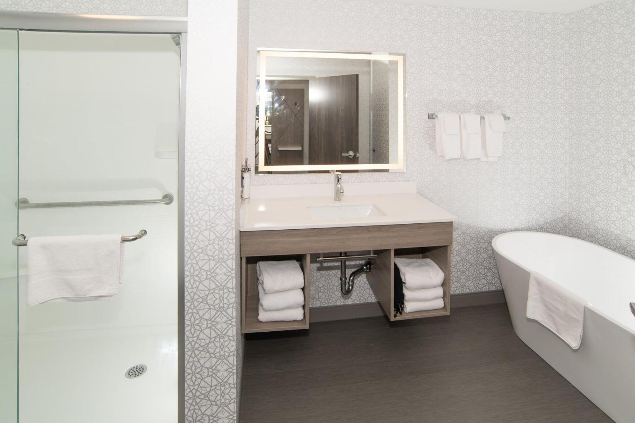 One-Bedroom King Suite with Soaker Tub - Photo 3