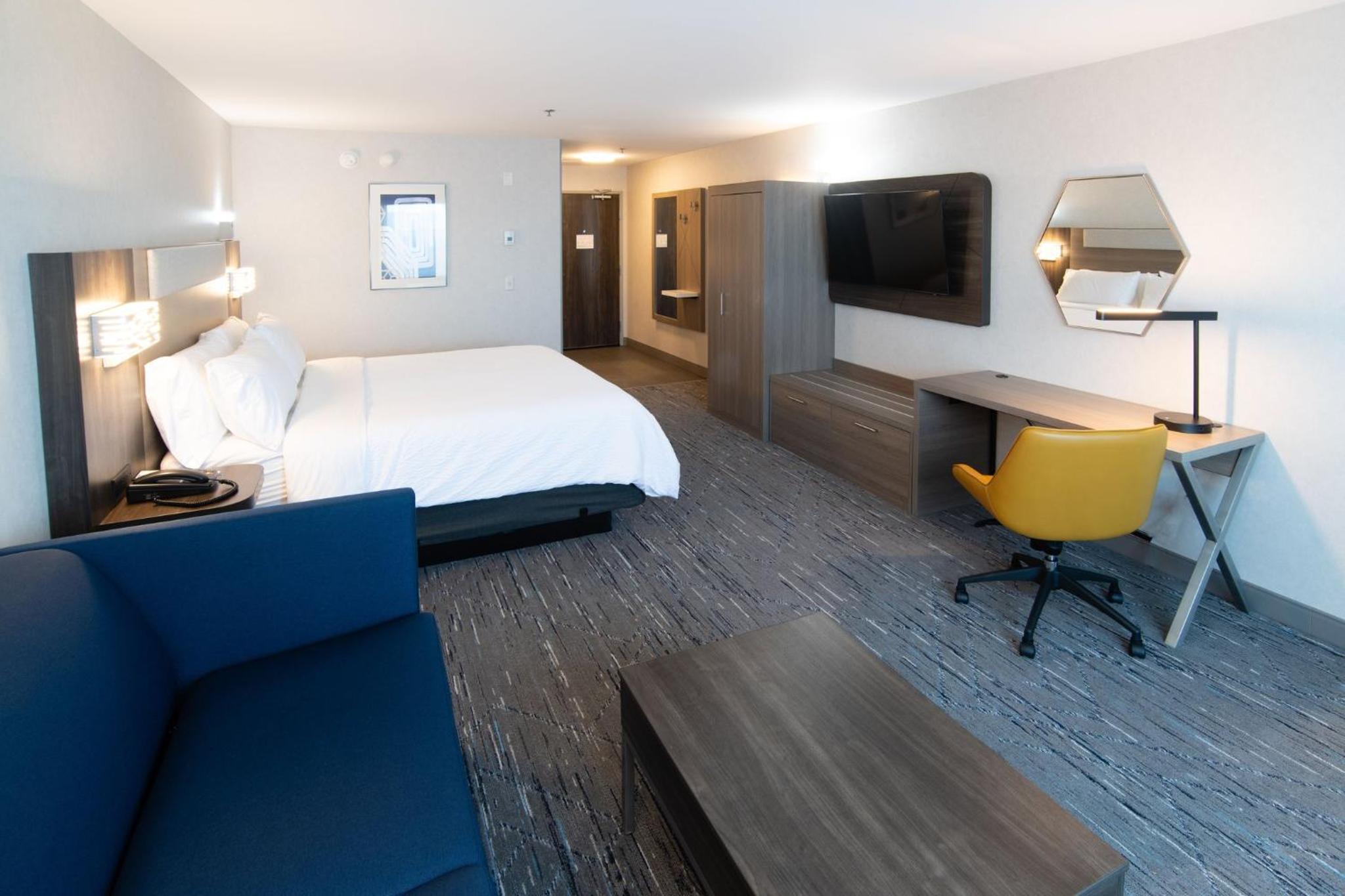 King Suite with Sofa Bed - Photo 2