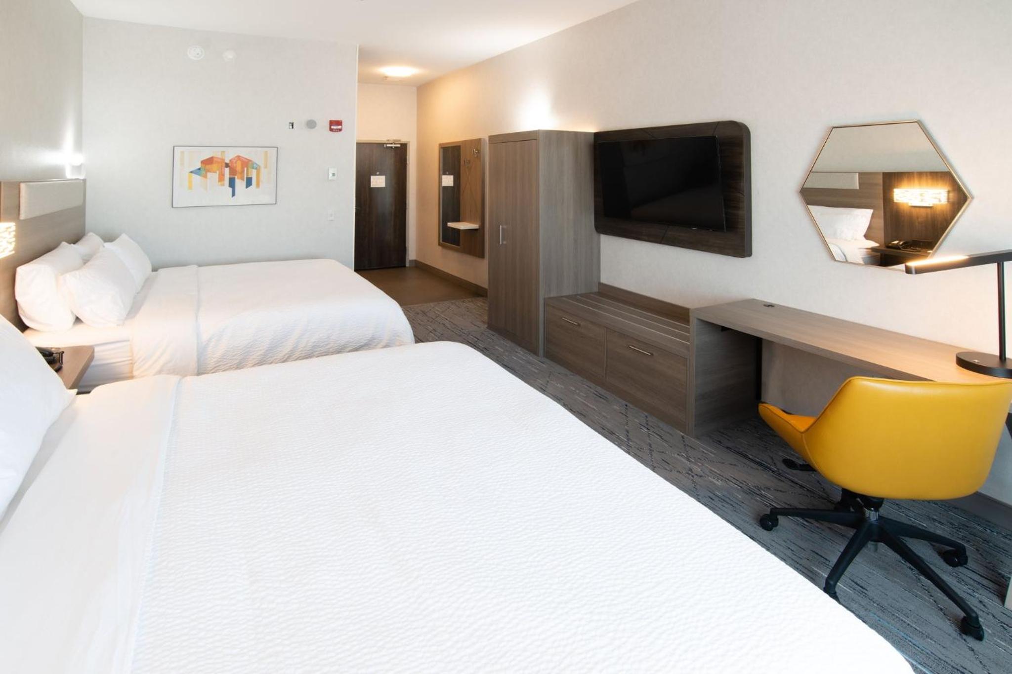 Standard King Room with Two King Beds - Photo 5
