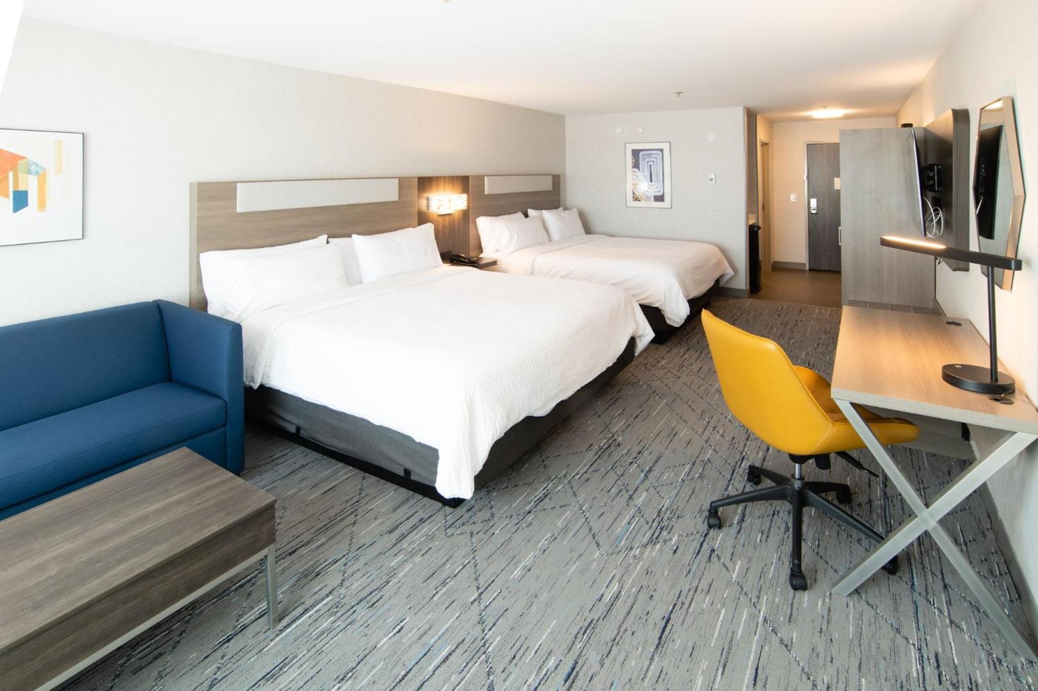 Suite with Two King Beds and Sofa Bed - Photo 4