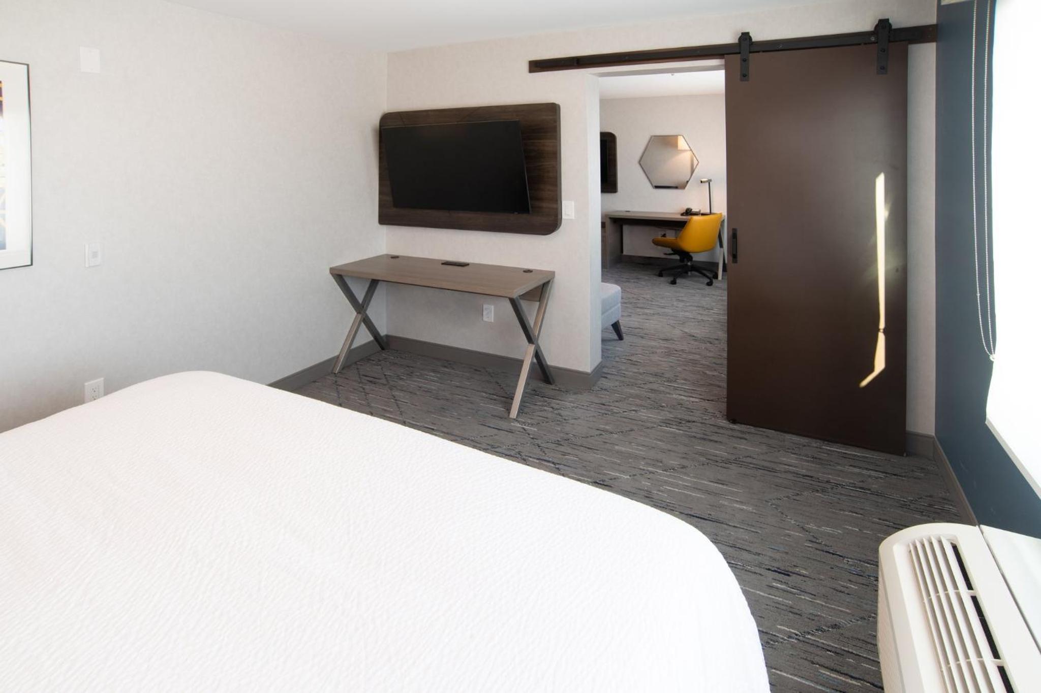King Suite with Mobility Accessible Tub - Photo 5