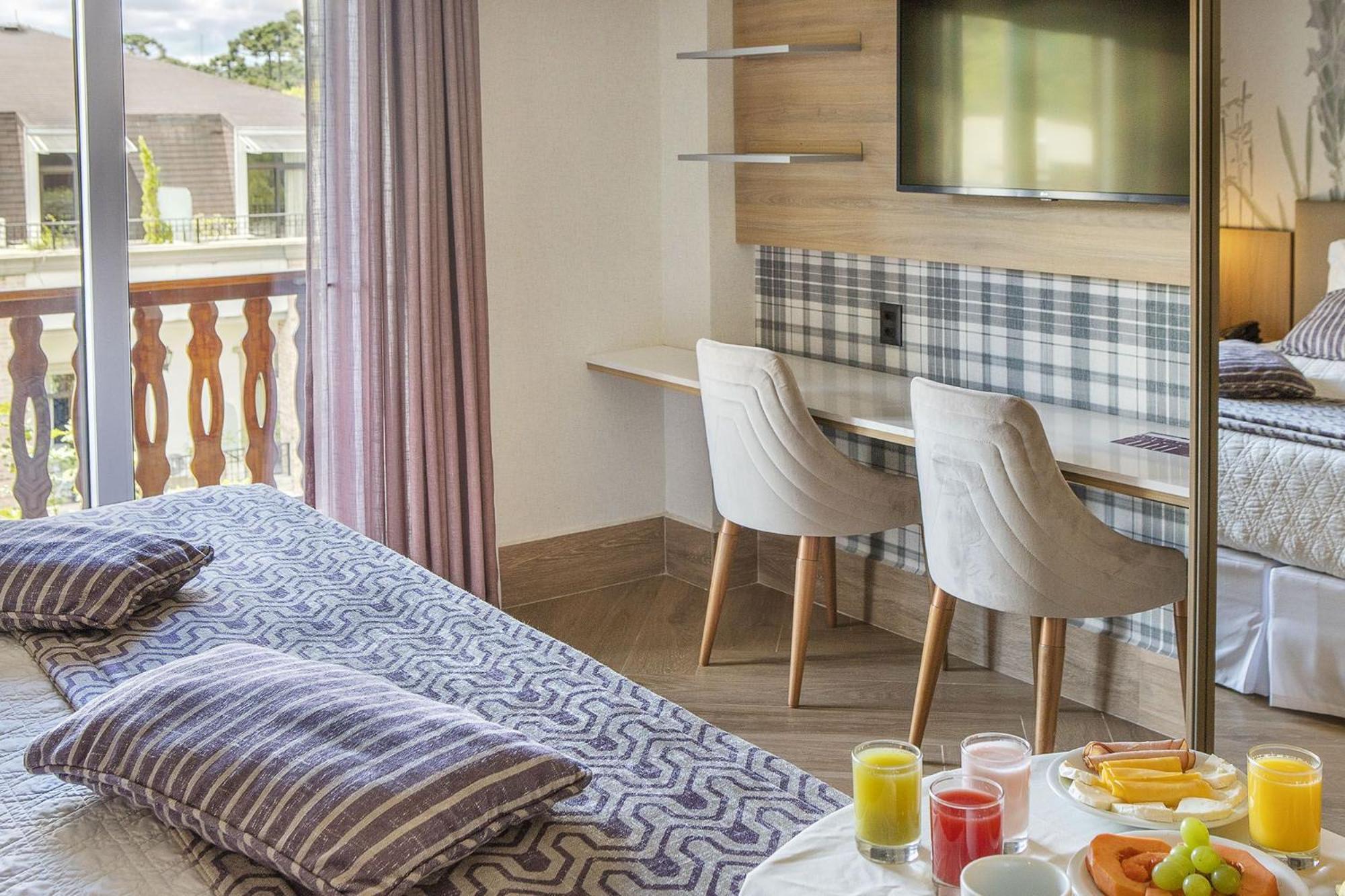 Deluxe Quadruple Room thumbnail 5