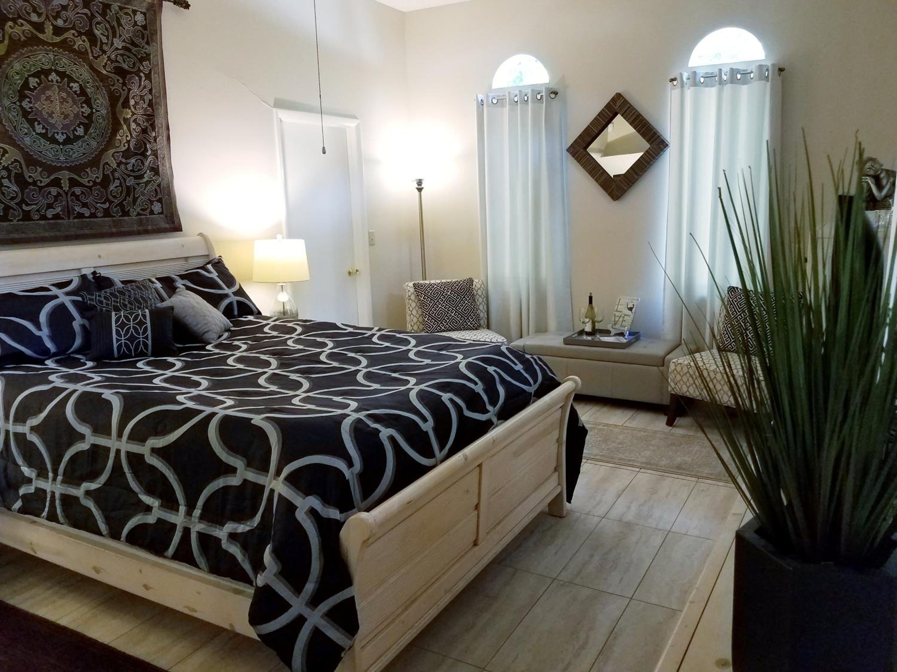 Deluxe Queen Suite photo 1