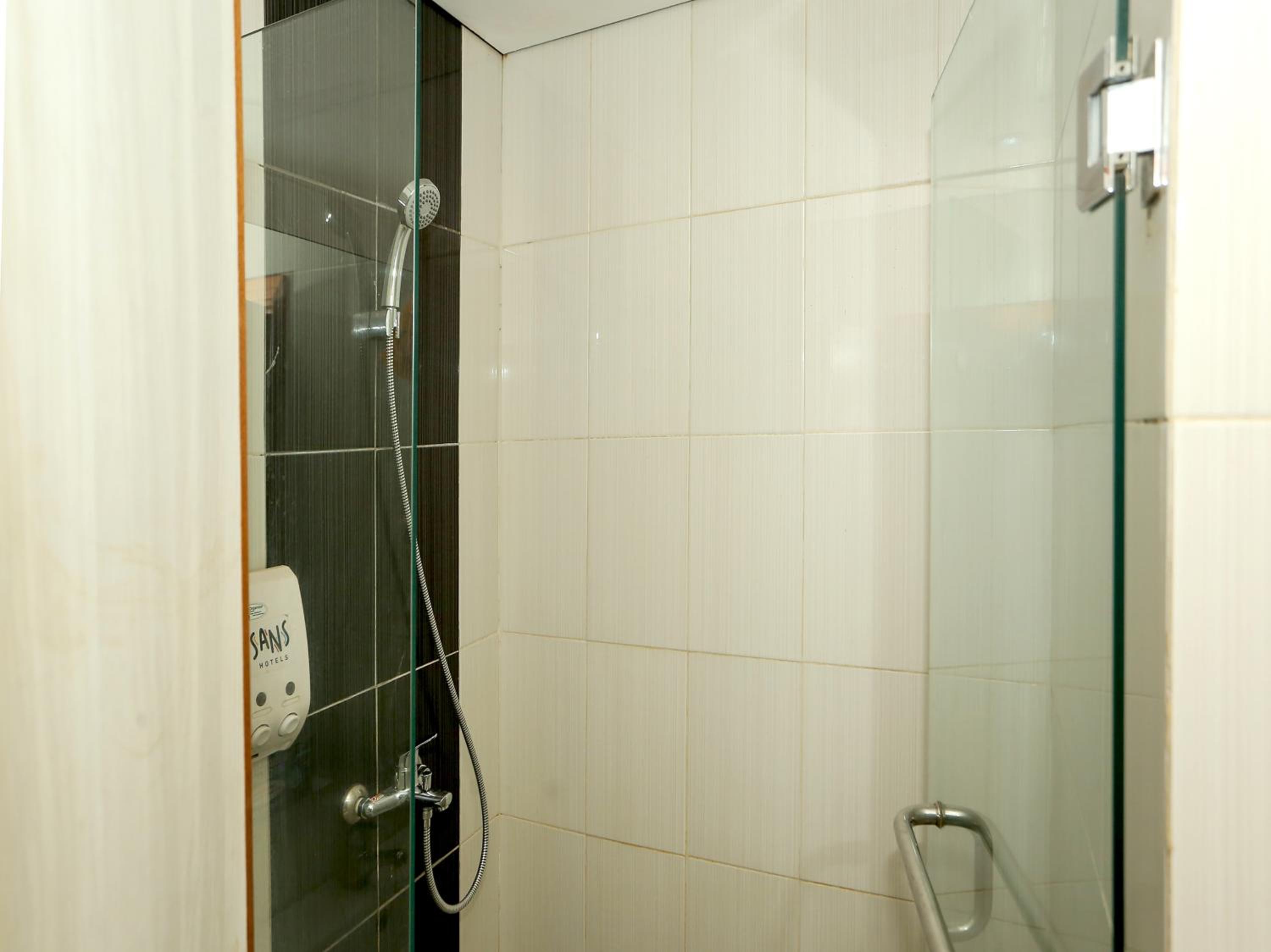 Standard Double Room - Photo 9