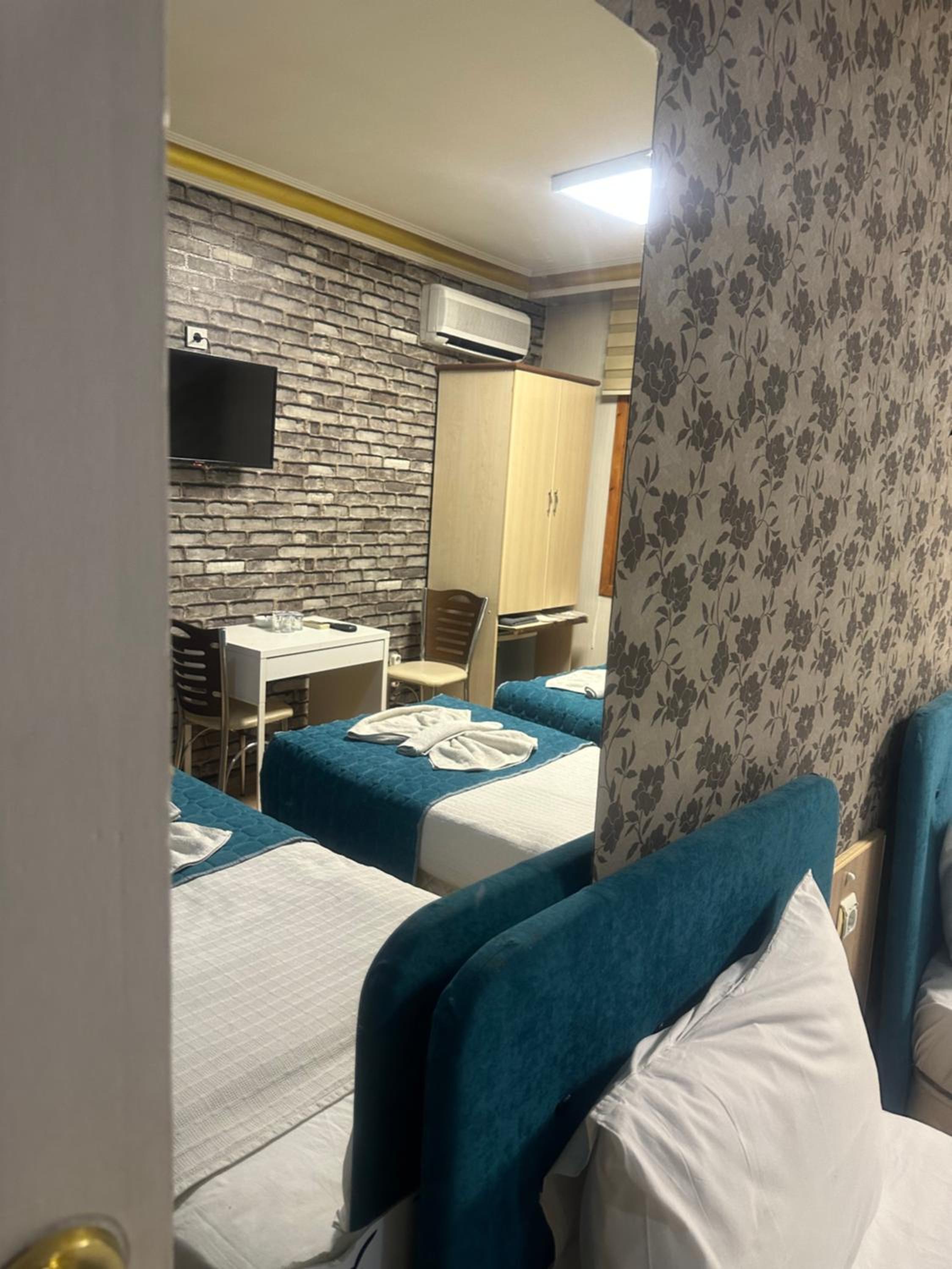 Economy Triple Room photo 3