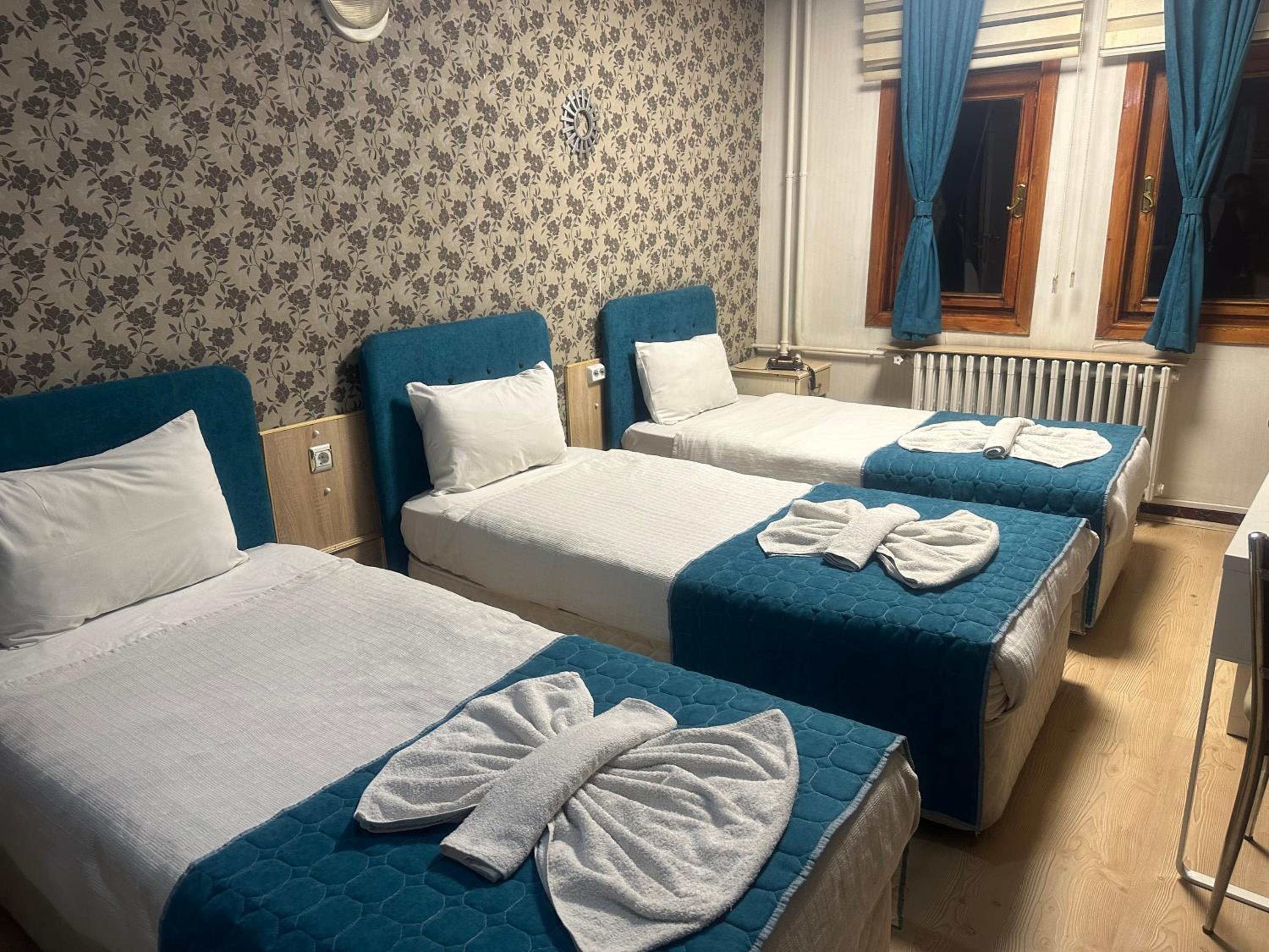 Economy Triple Room photo 2