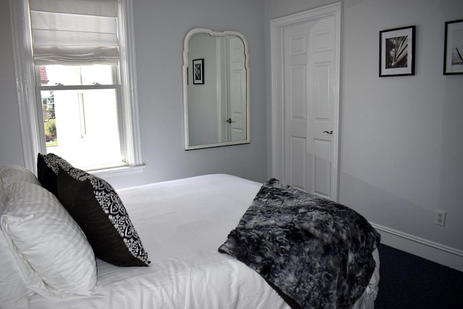 Queen Room photo 2
