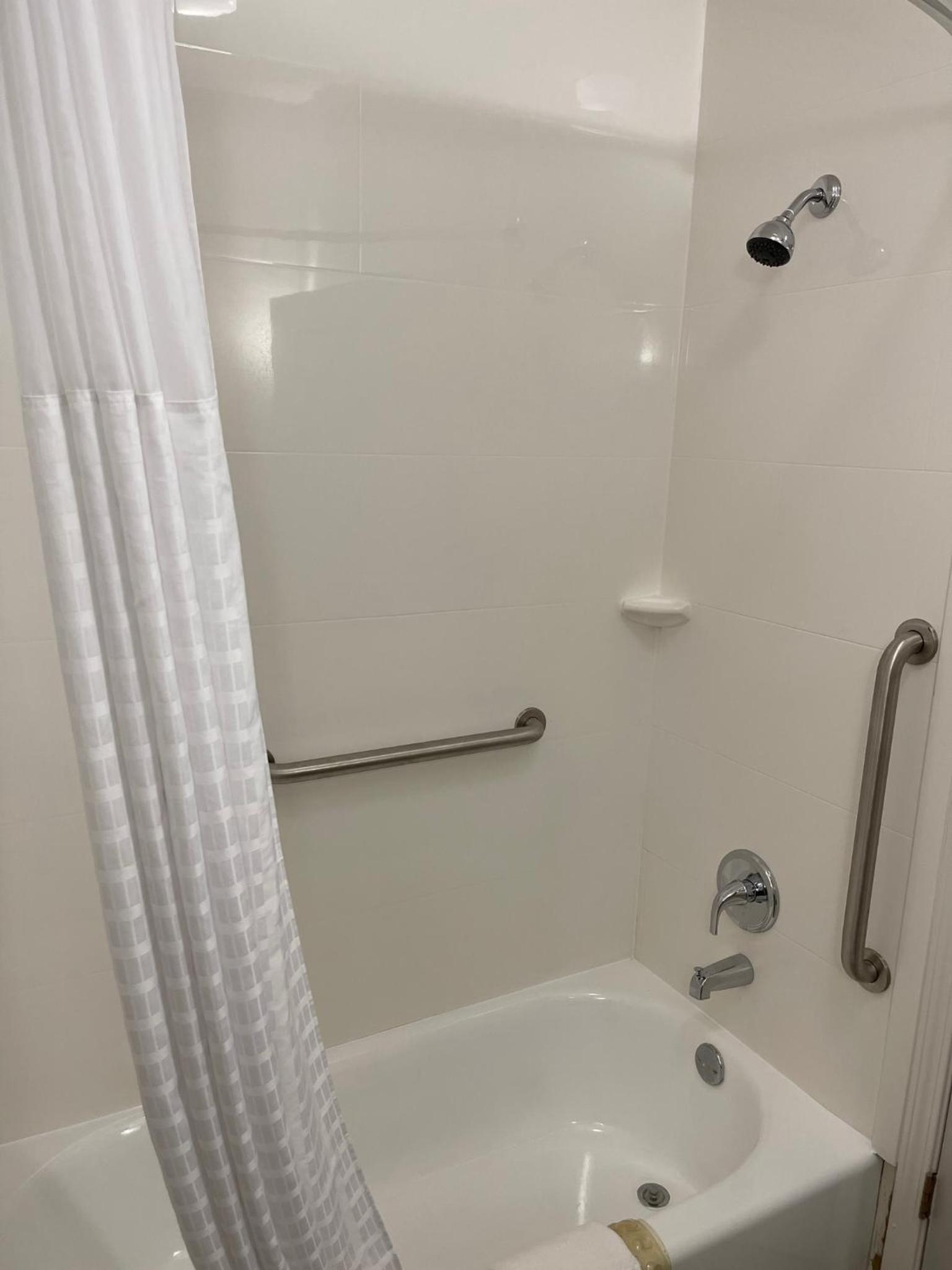 King Suite - Non-Smoking - Photo 2