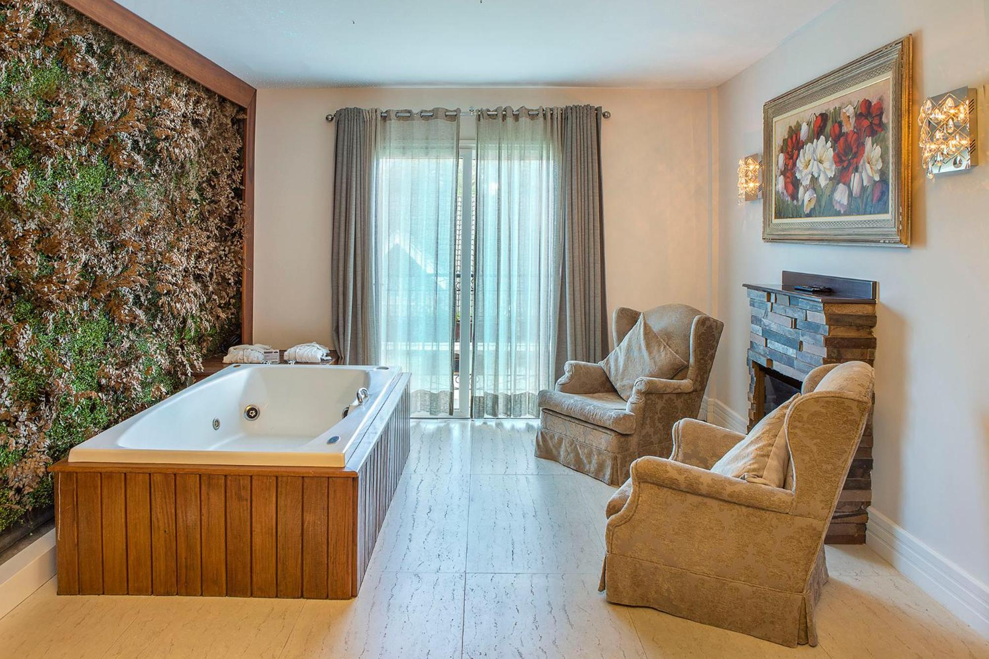 Honeymoon Suite - Photo 11