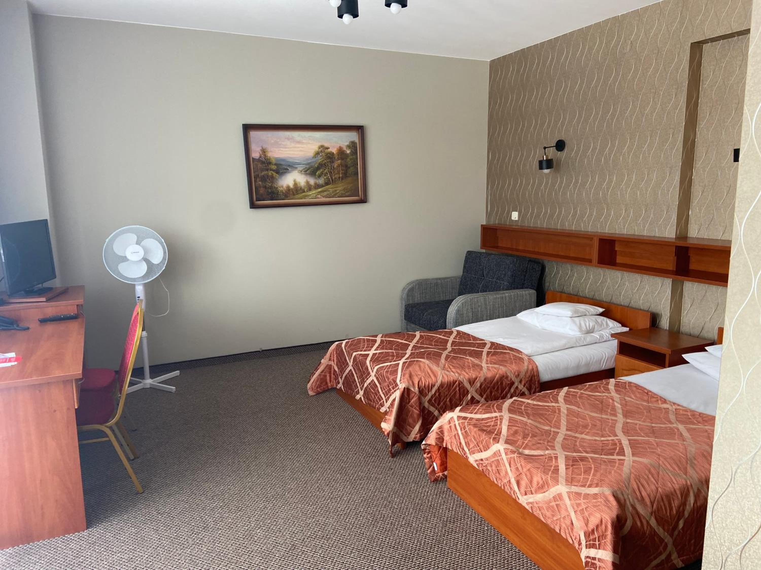 Triple Room with Bath - Photo 4