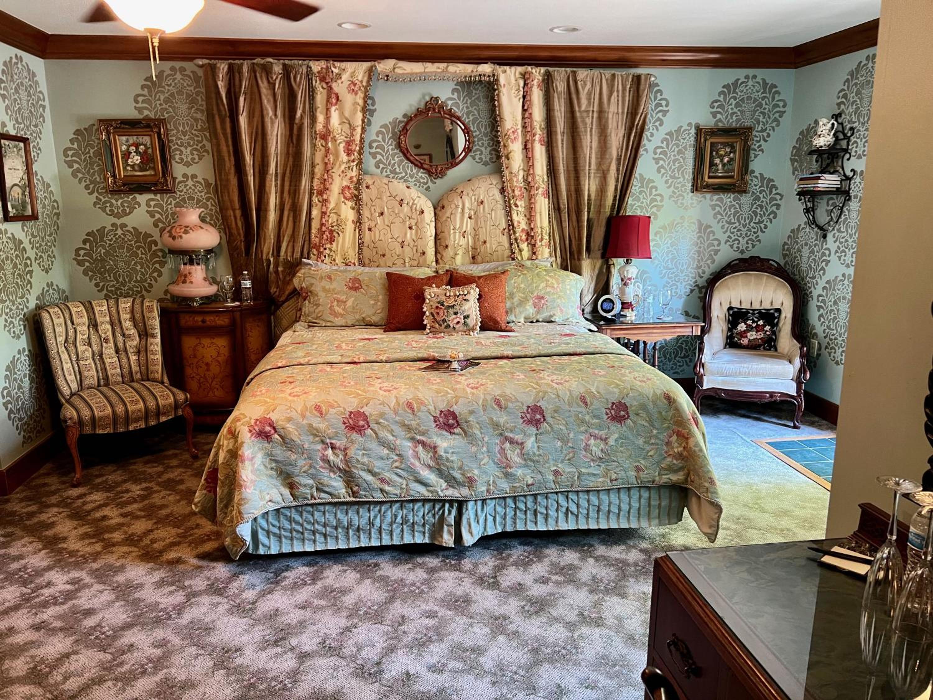King Suite with Balcony - Photo 1