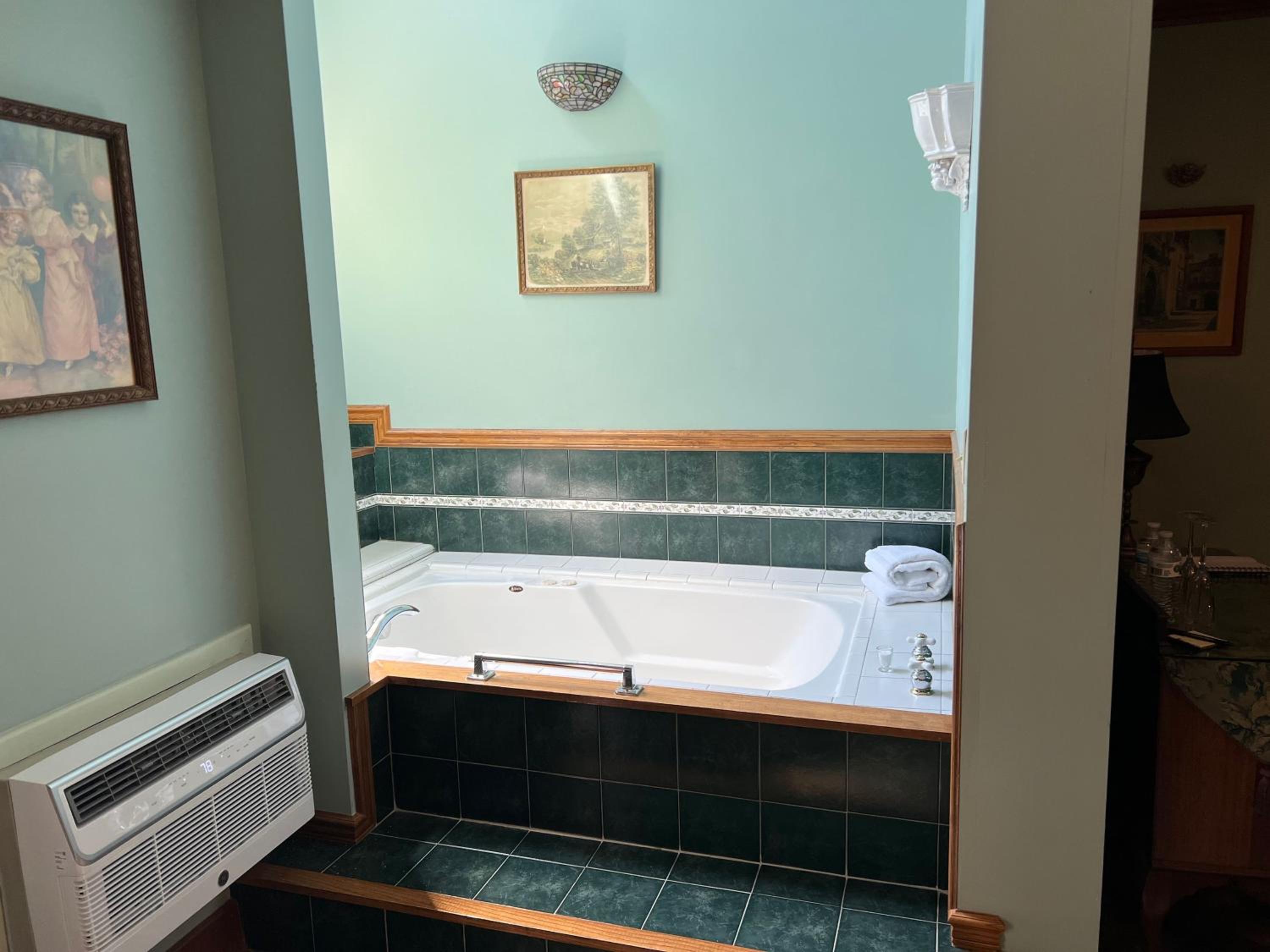 King Suite with Balcony - Photo 5