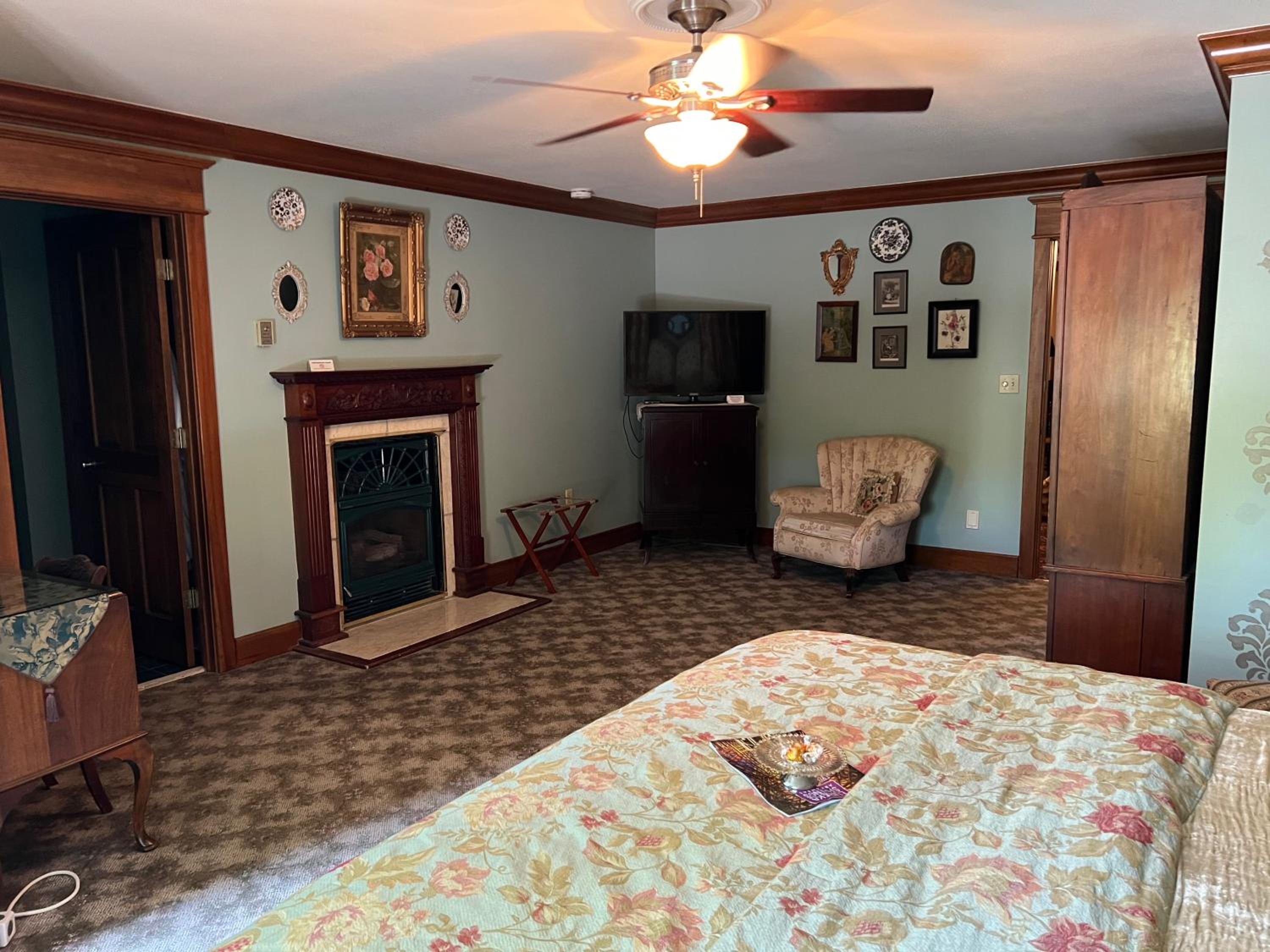King Suite with Balcony - Photo 2