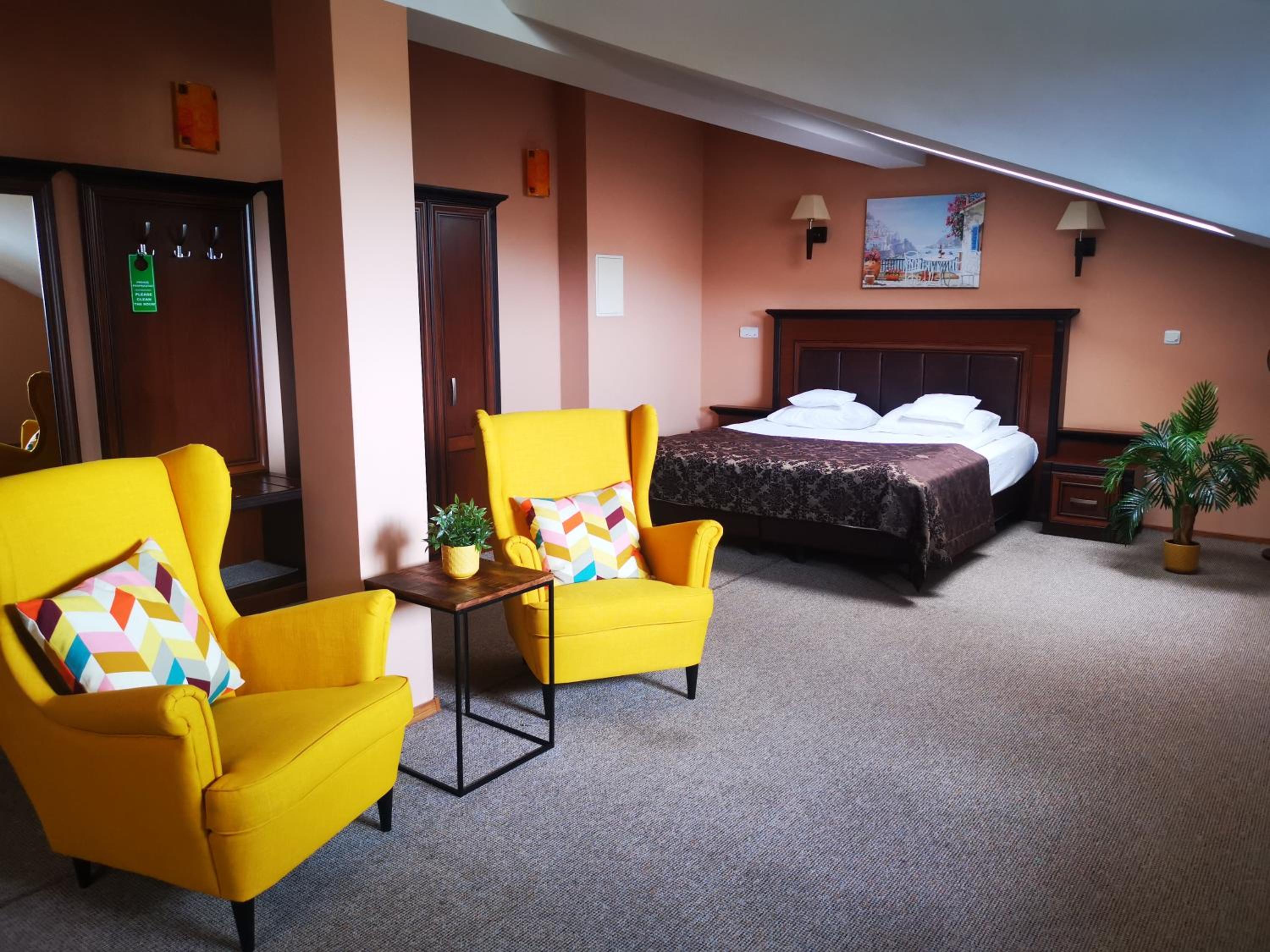 Superior Family Room - Photo 3