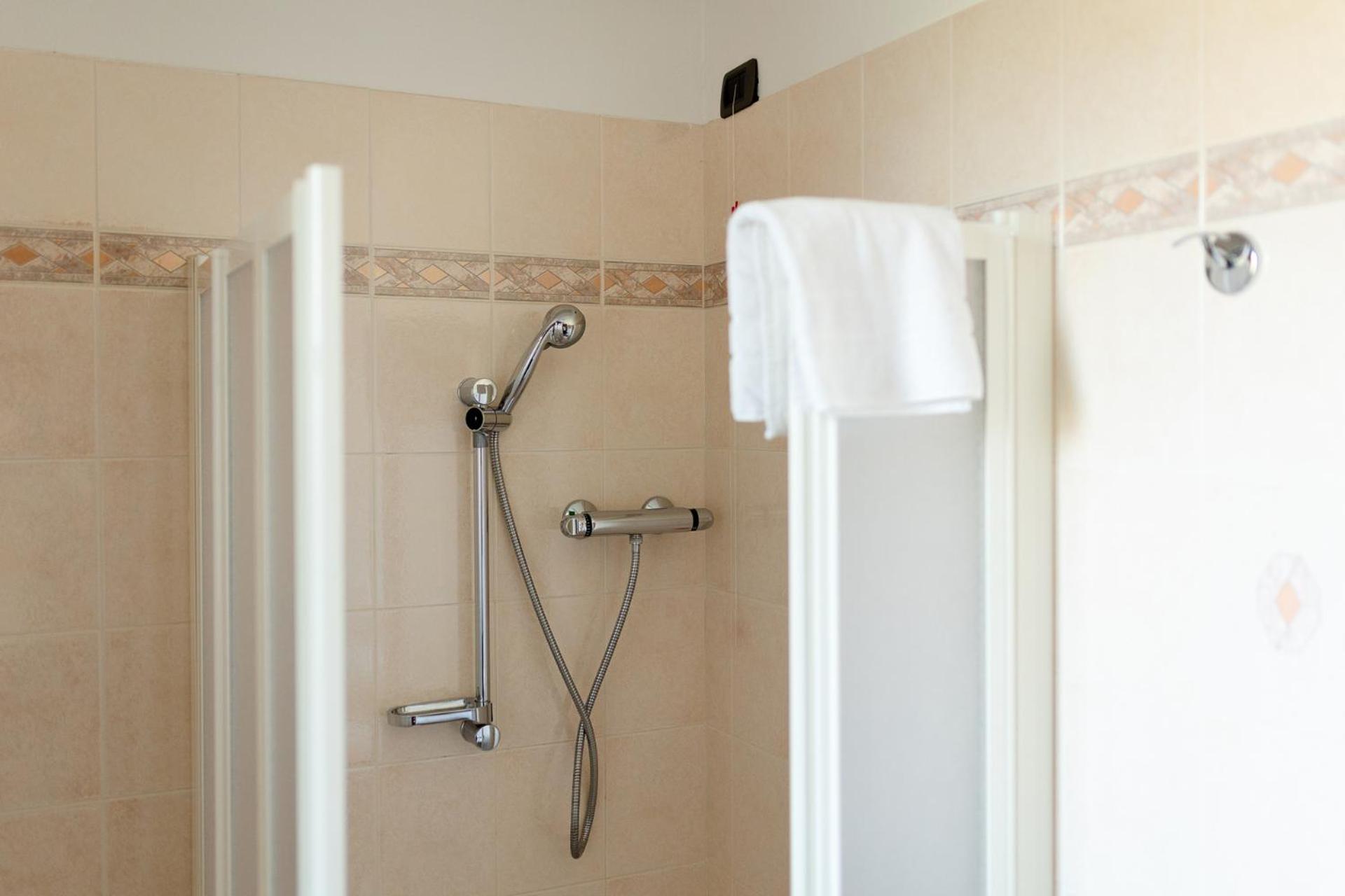 King Room with Roll-In Shower - Disability Access - Photo 4