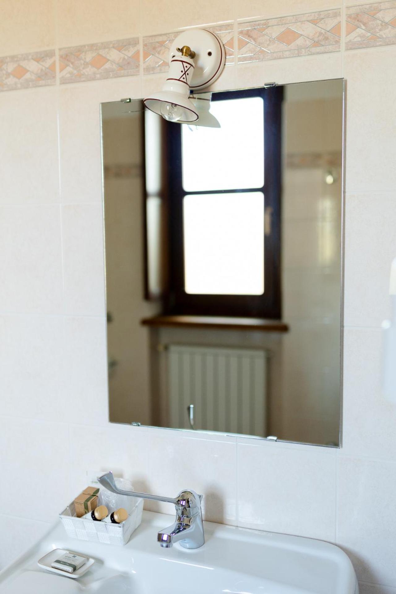 King Room with Roll-In Shower - Disability Access - Photo 3