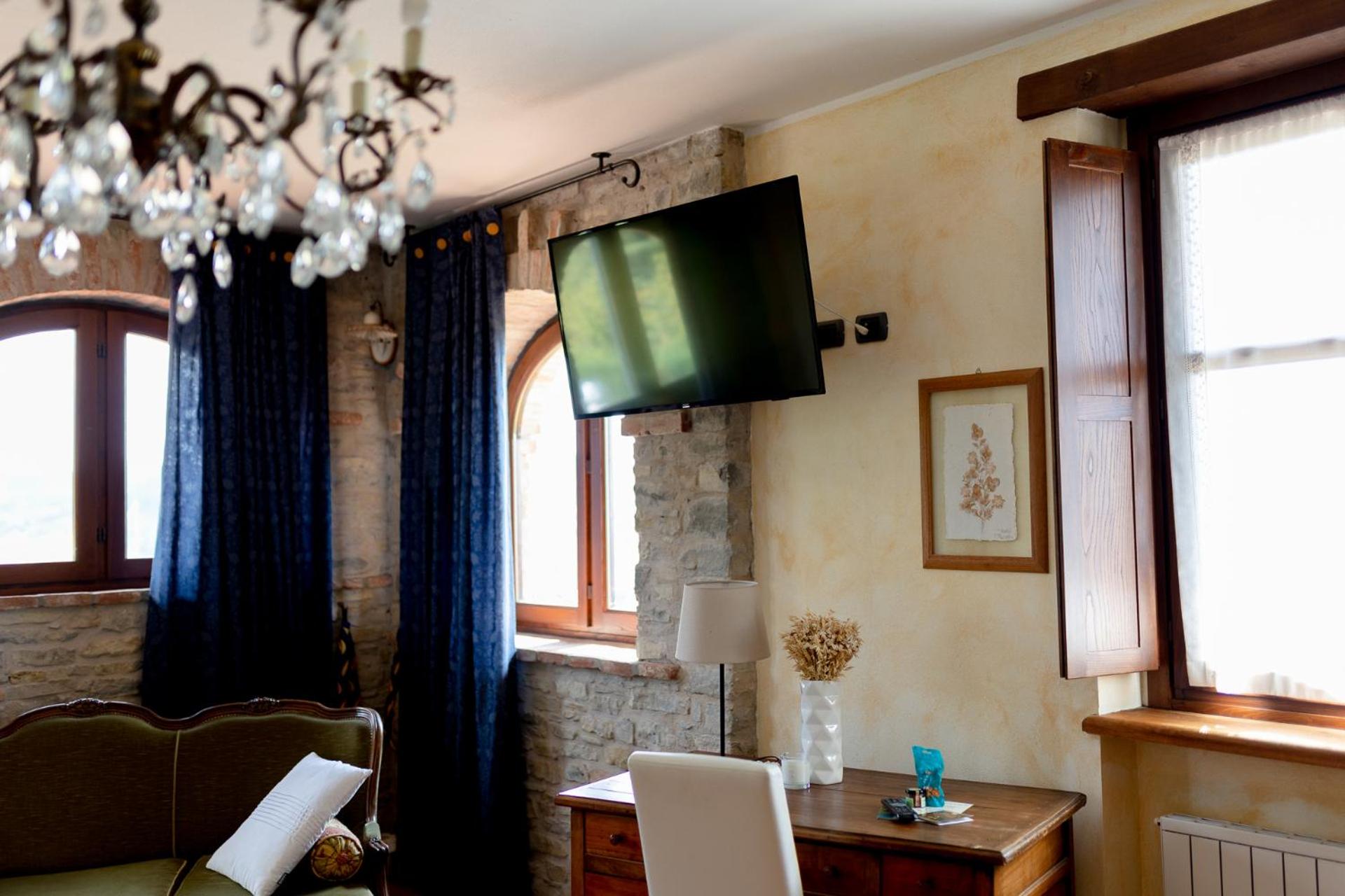 Junior Suite with Balcony - Photo 9