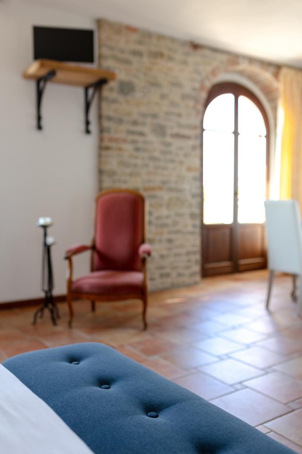 Junior Suite with Balcony - Photo 8