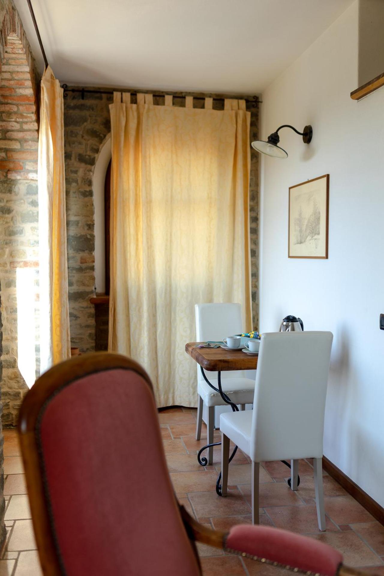 Junior Suite with Balcony - Photo 7