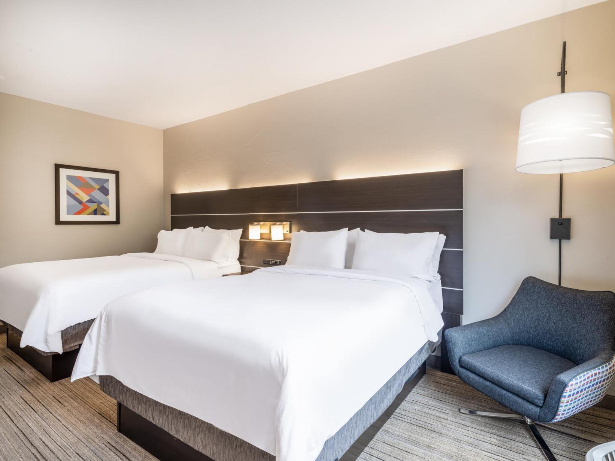 Standard Queen Room with Two Queen Beds - Photo 2