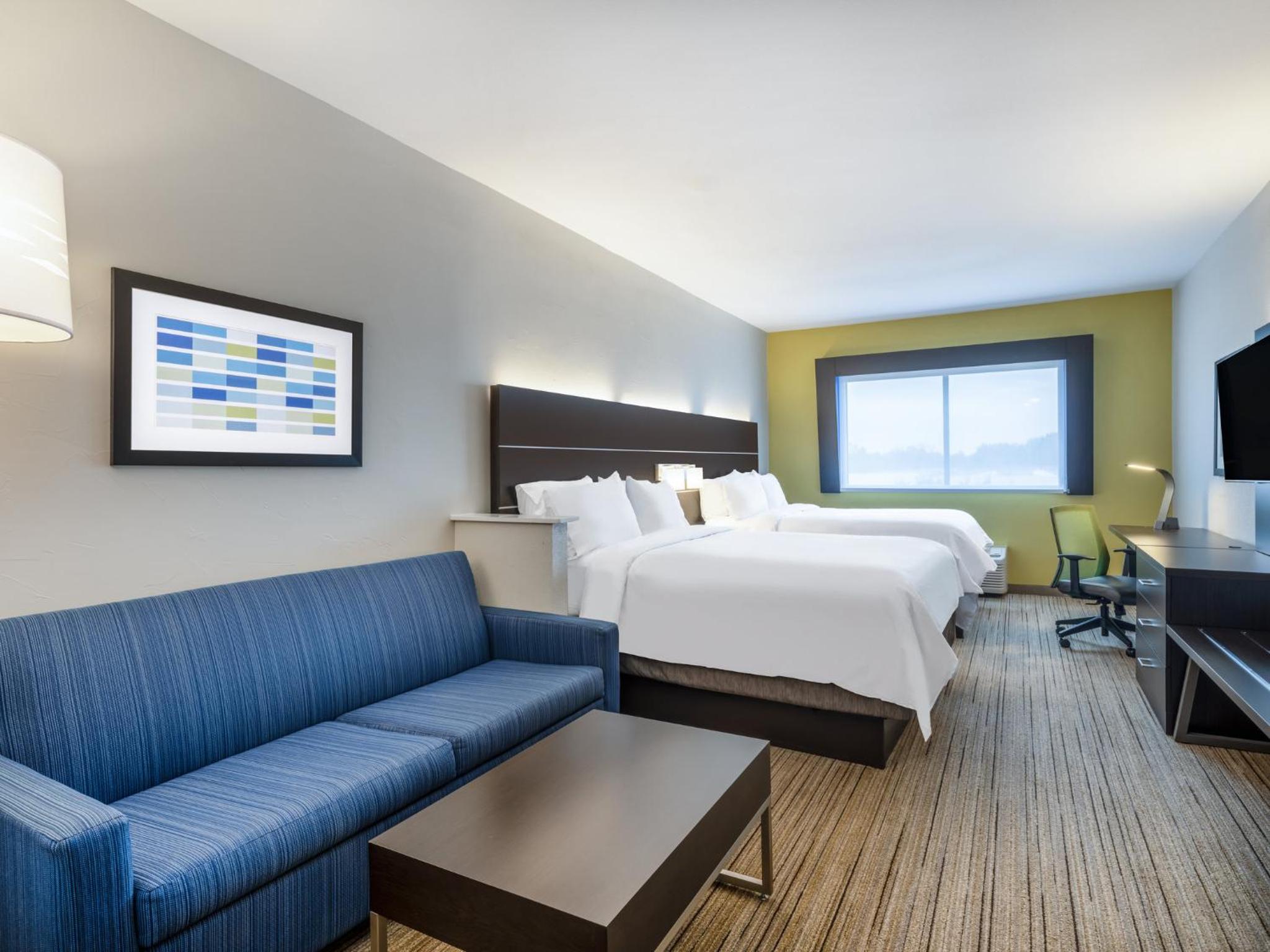 Queen Suite with Two Queen Beds and Additional Living Area - Photo 3